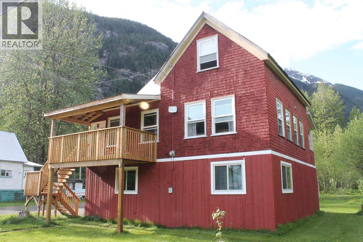 301 8th Avenue, Stewart, British Columbia  V0T 1W0 - Photo 1 - R3133813