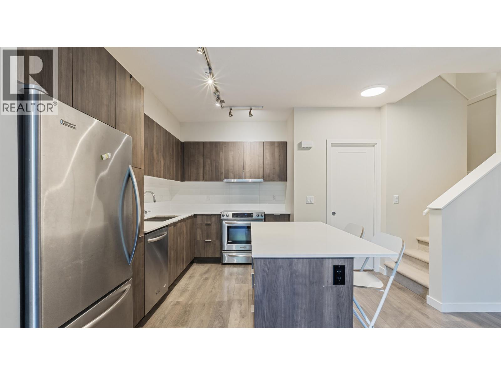 8 3728 THURSTON STREET, Burnaby, British Columbia