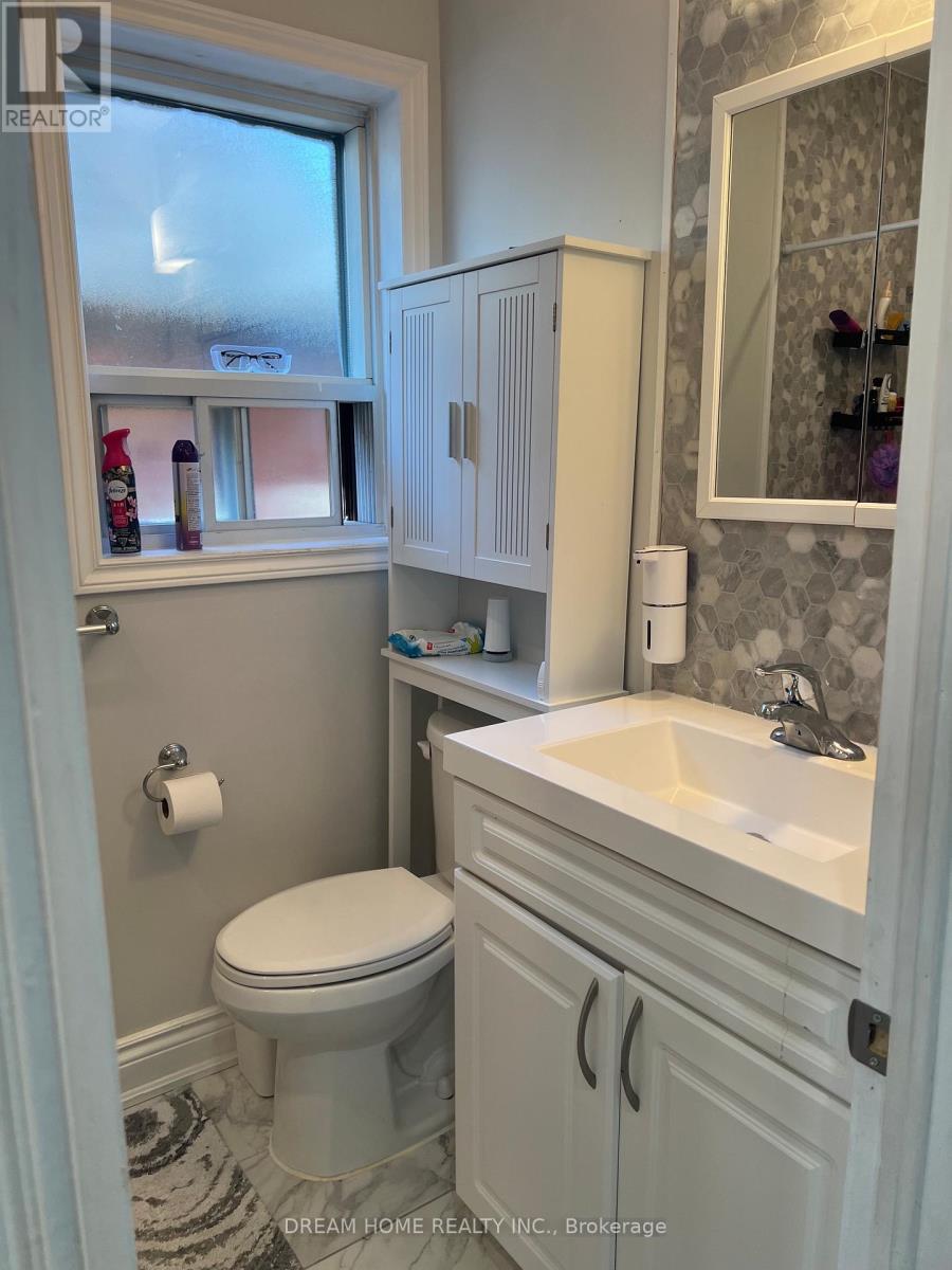 Upper - 376 Blackthorn Avenue, Toronto, Ontario  M6M 3B9 - Photo 11 - W13417968