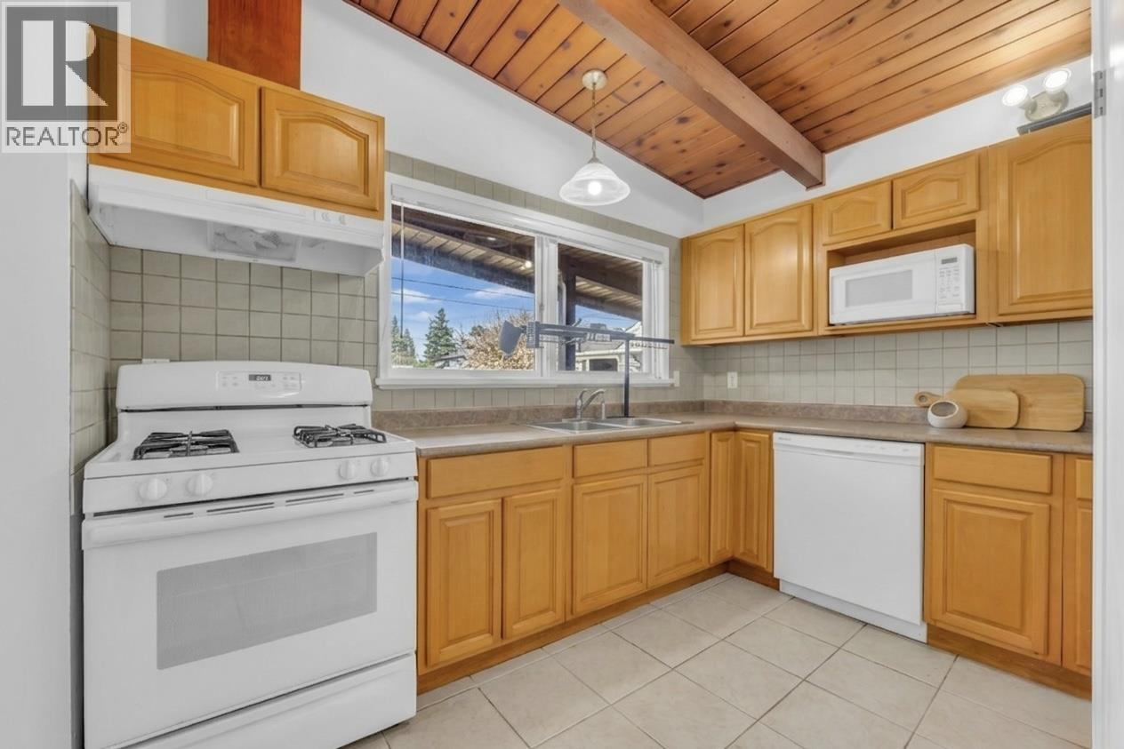 7750 15th Avenue, Burnaby, British Columbia  V3N 1W5 - Photo 9 - R3133821