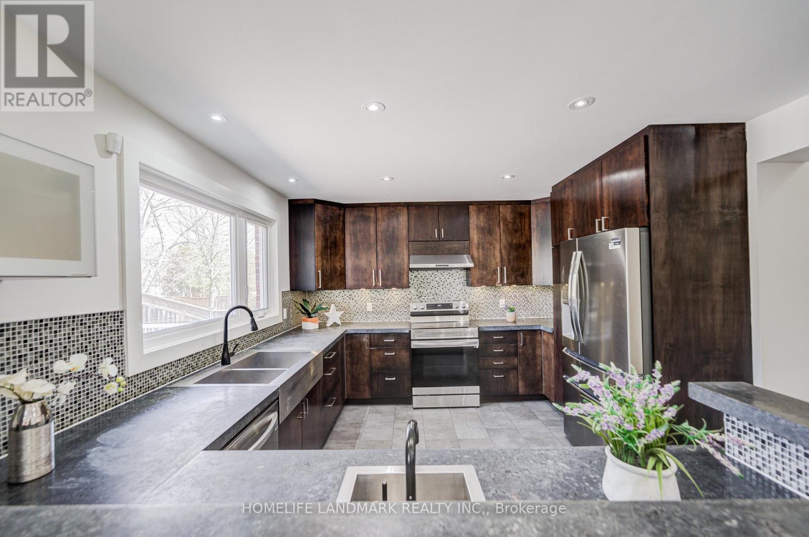 1608 Sherwood Forrest Circle, Mississauga, Ontario  L5K 2G7 - Photo 16 - W13418032