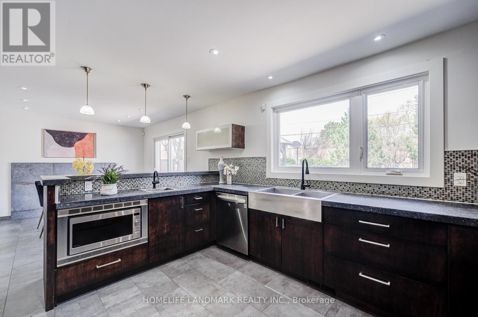 1608 Sherwood Forrest Circle, Mississauga, Ontario  L5K 2G7 - Photo 17 - W13418032