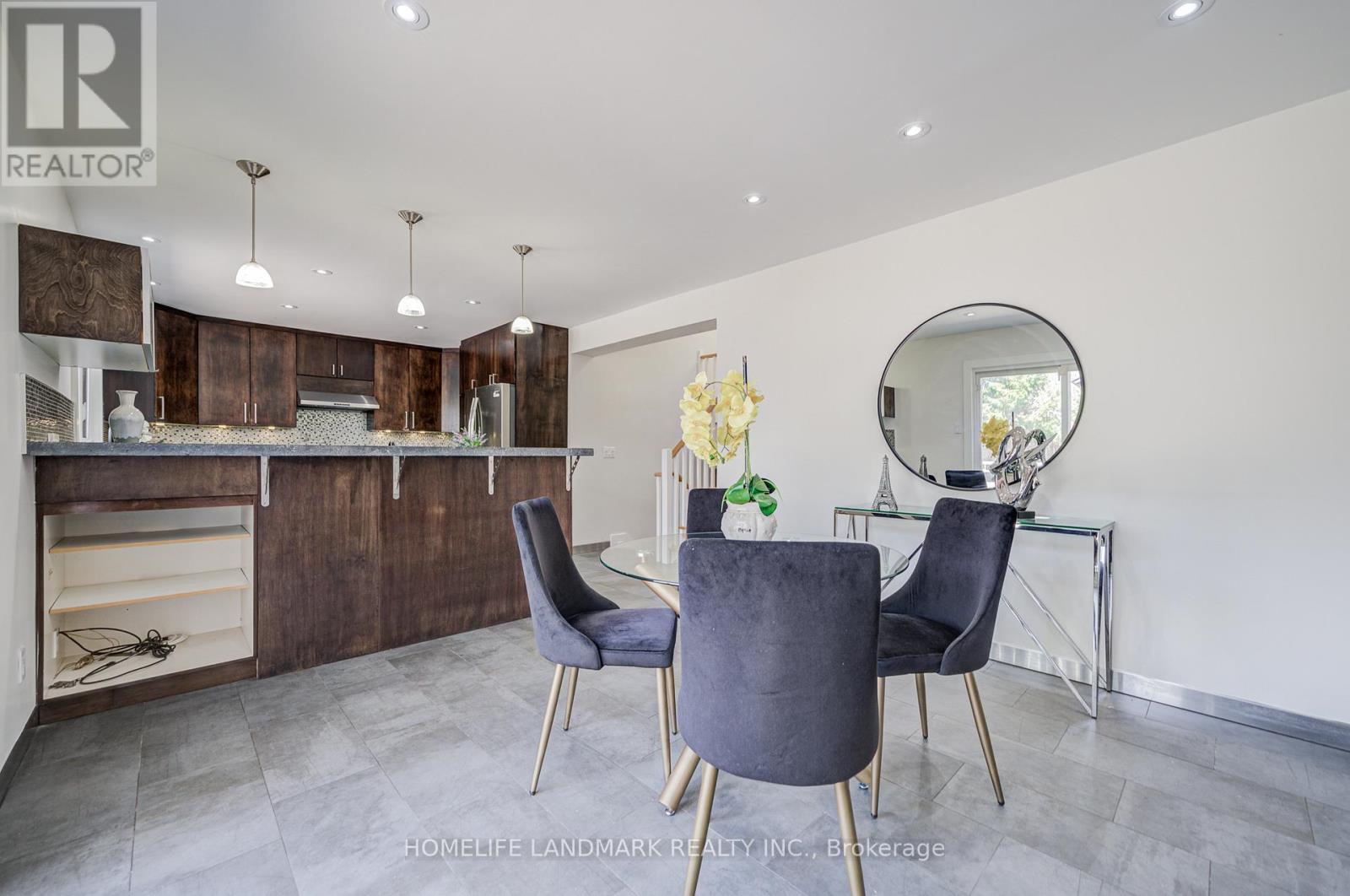 1608 Sherwood Forrest Circle, Mississauga, Ontario  L5K 2G7 - Photo 19 - W13418032