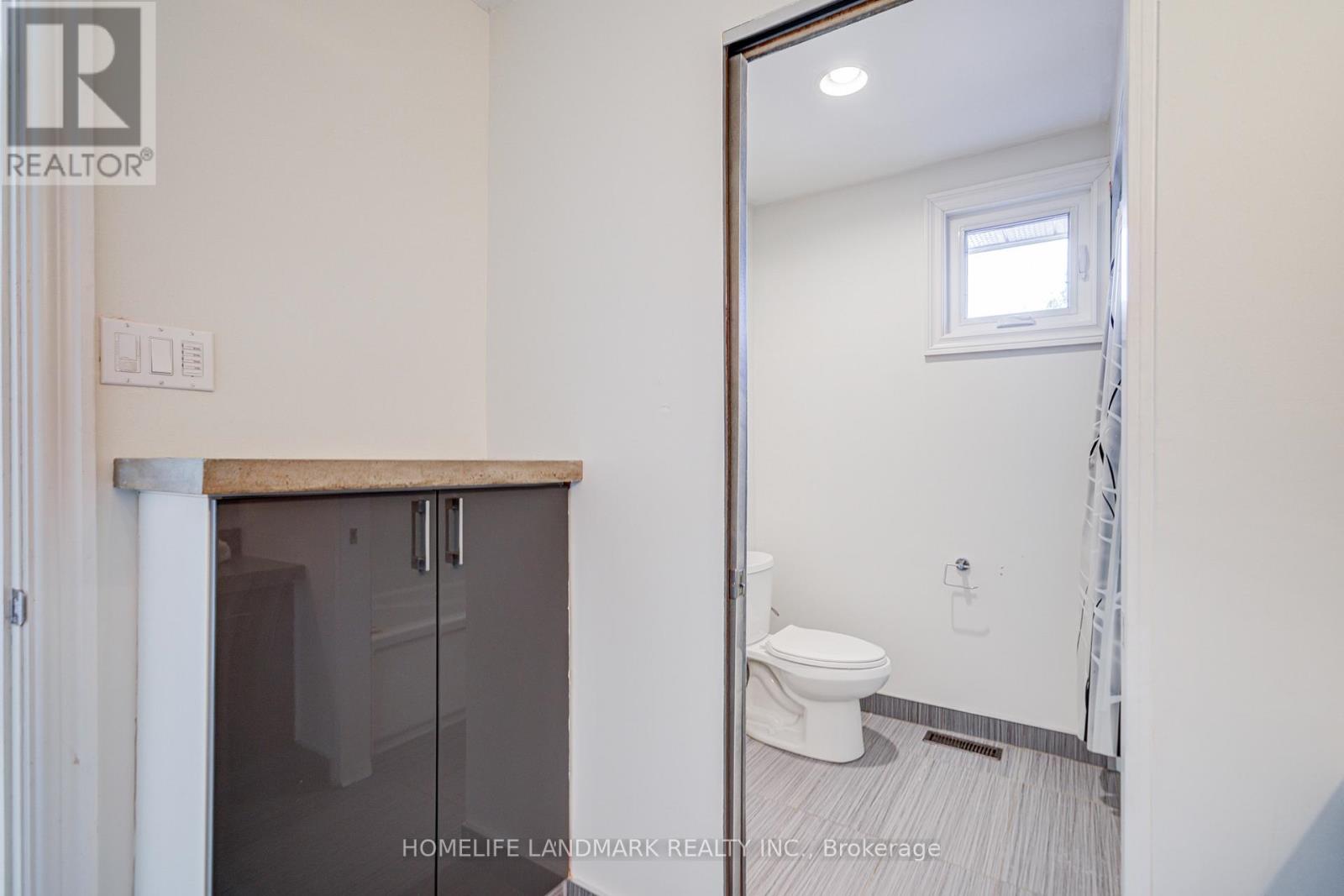 1608 Sherwood Forrest Circle, Mississauga, Ontario  L5K 2G7 - Photo 24 - W13418032