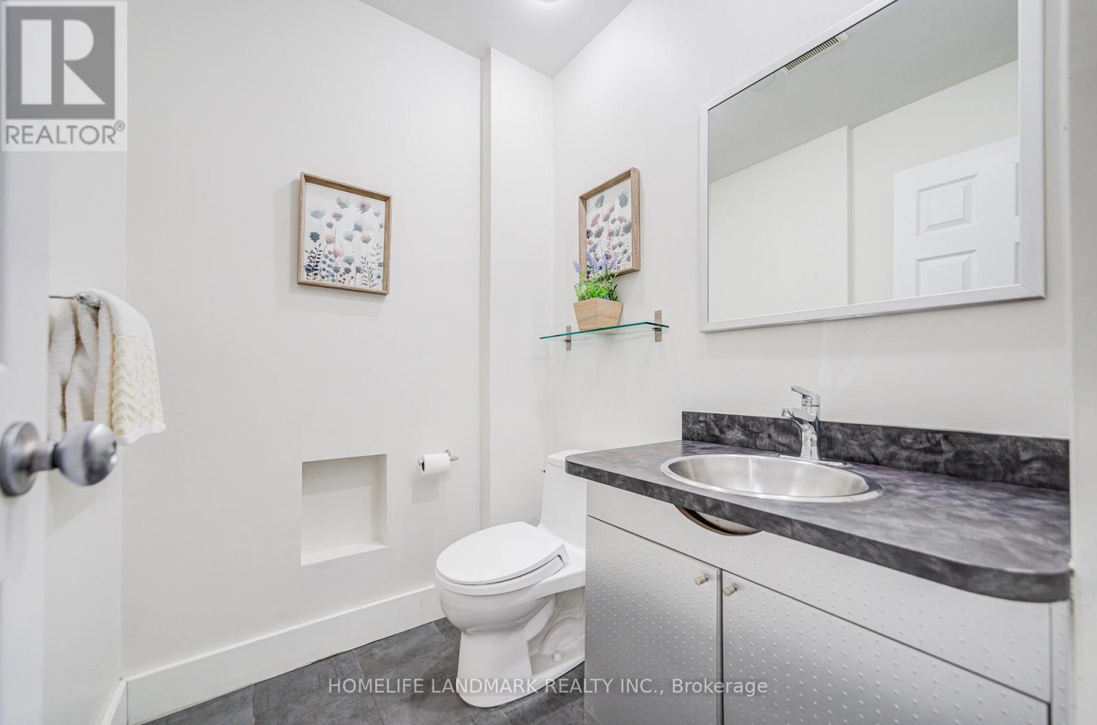 1608 Sherwood Forrest Circle, Mississauga, Ontario  L5K 2G7 - Photo 3 - W13418032