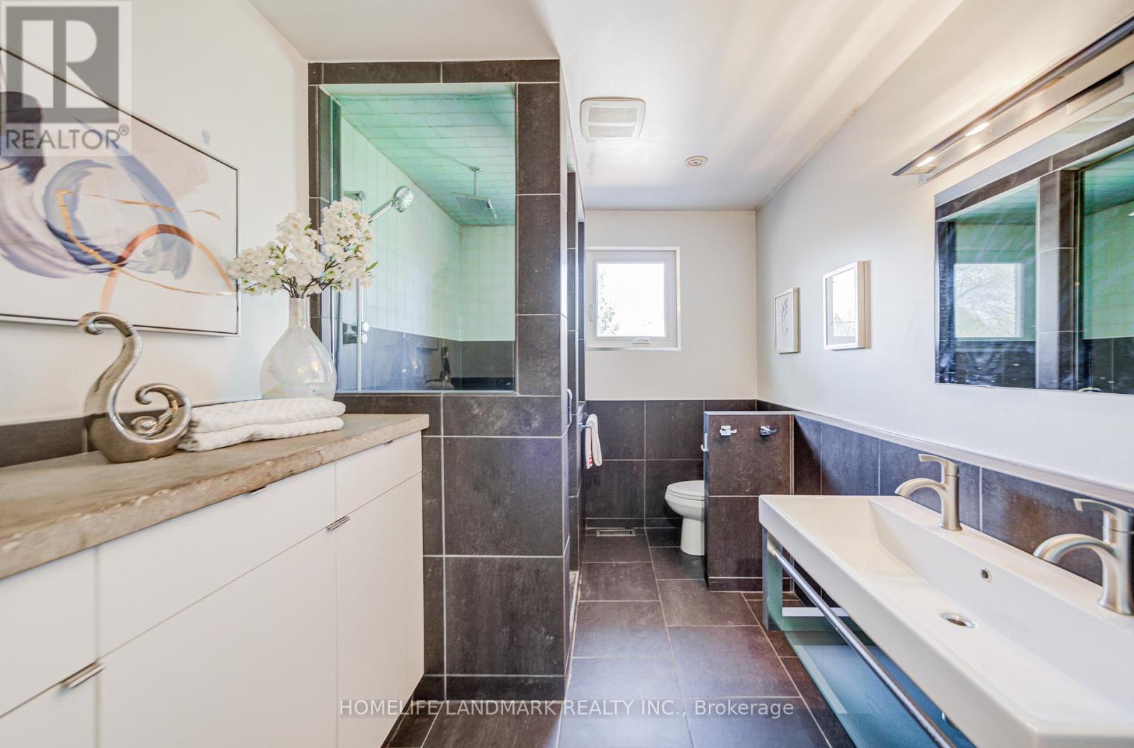 1608 Sherwood Forrest Circle, Mississauga, Ontario  L5K 2G7 - Photo 38 - W13418032