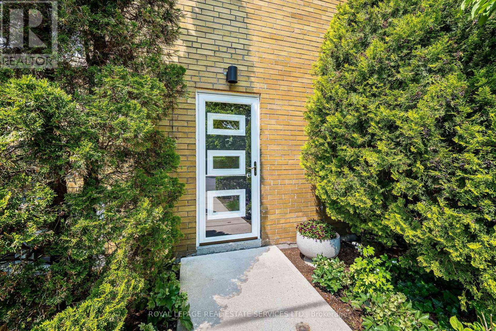 # 1 - 40 Emerald Crescent, Toronto, Ontario  M8V 2B6 - Photo 4 - W13417334
