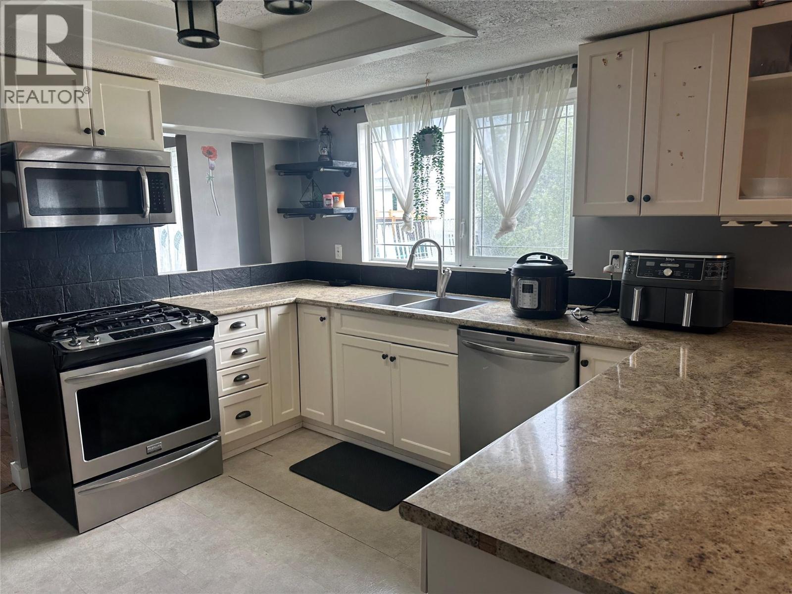 10692 Cottonwood Crescent, Dawson Creek, British Columbia  V1G 4M4 - Photo 2 - 10390672