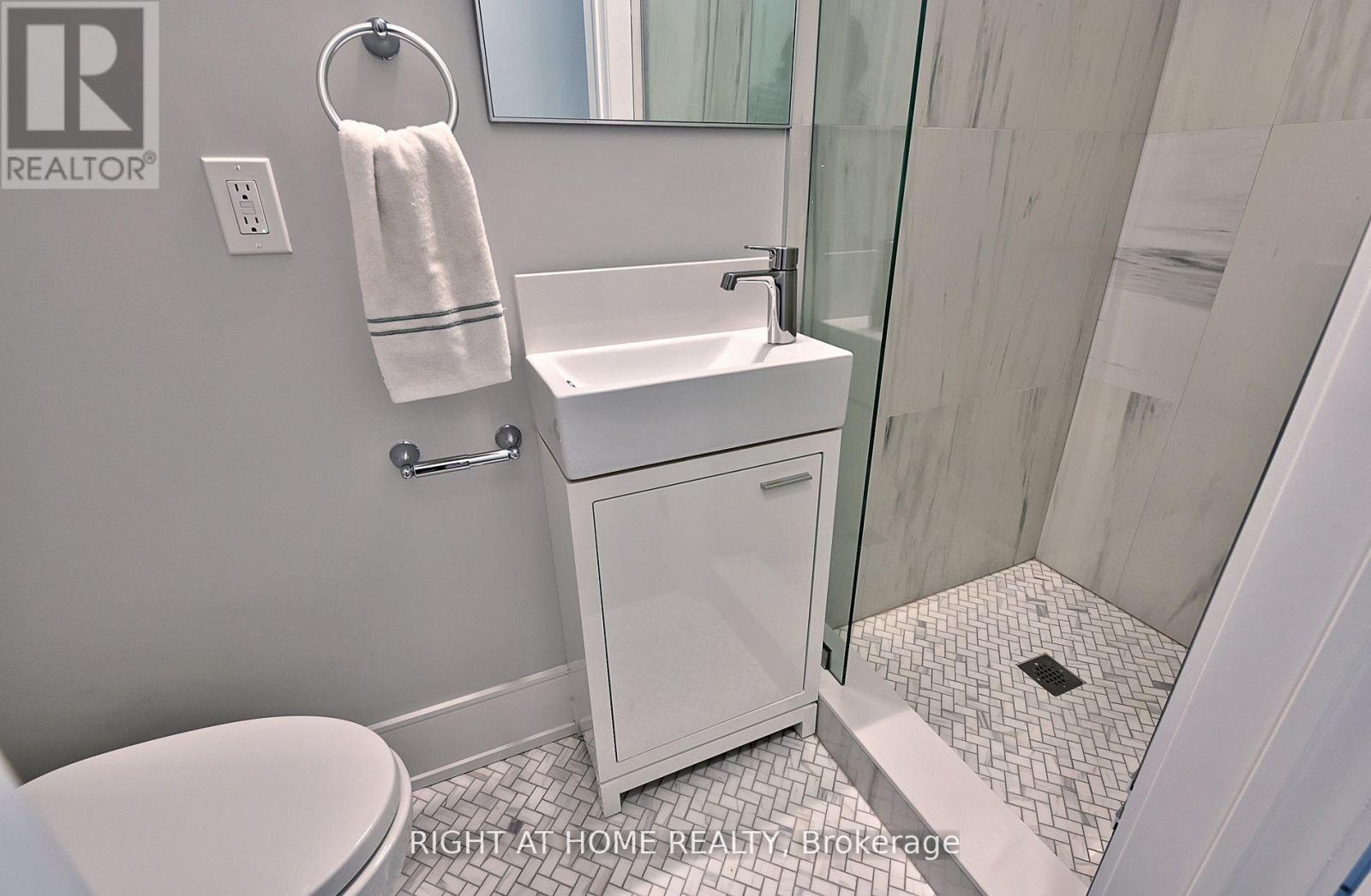 # 2 - 131 Brock Avenue, Toronto, Ontario  M6K 2L5 - Photo 4 - C13418334