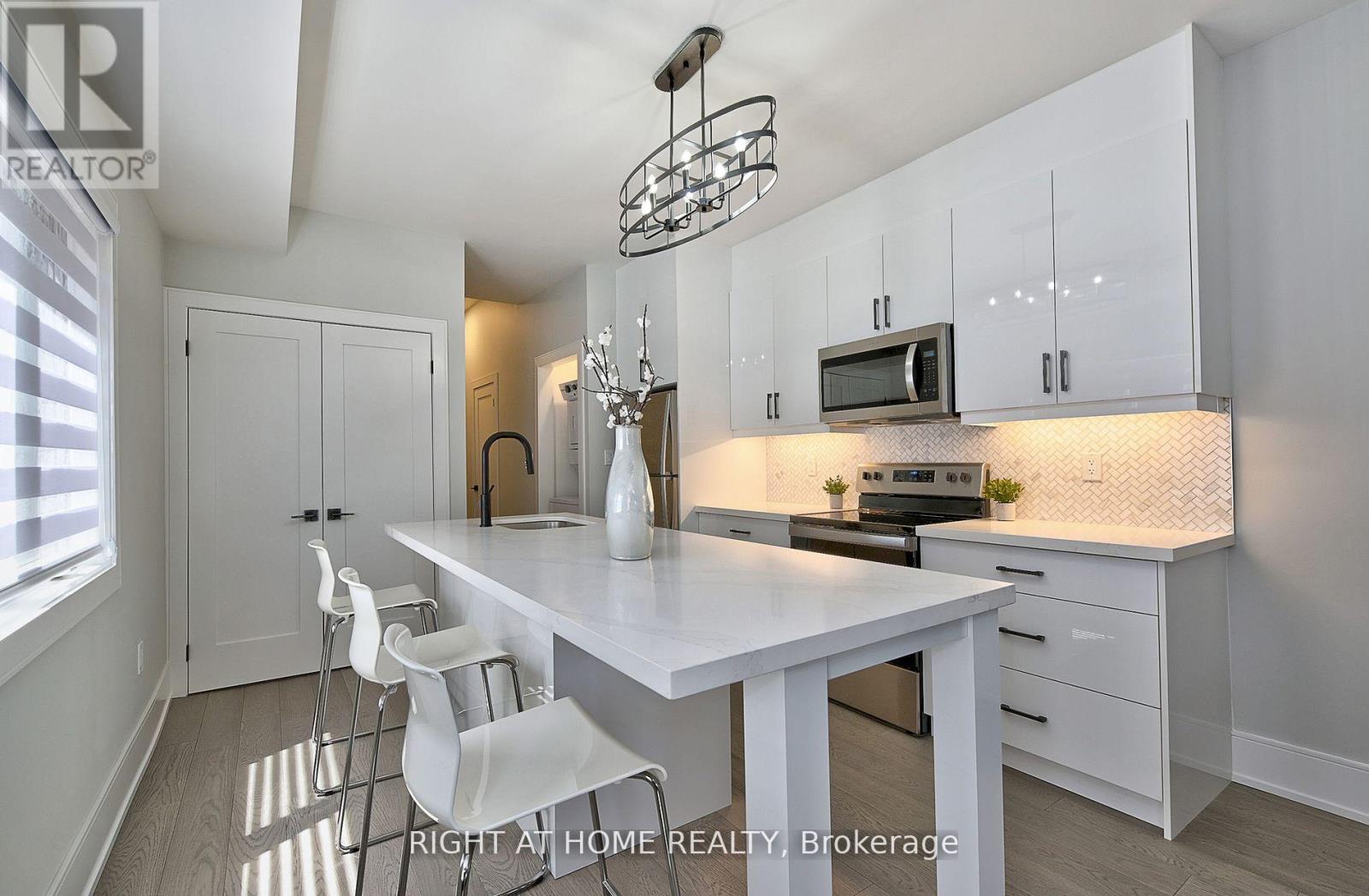 # 2 - 131 Brock Avenue, Toronto, Ontario  M6K 2L5 - Photo 8 - C13418334