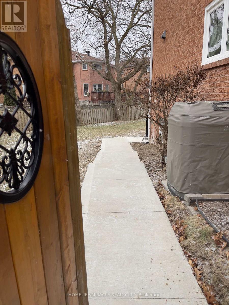 5522 Fleur-De-Lis Court, Mississauga, Ontario  L5R 2Z6 - Photo 5 - W13418262