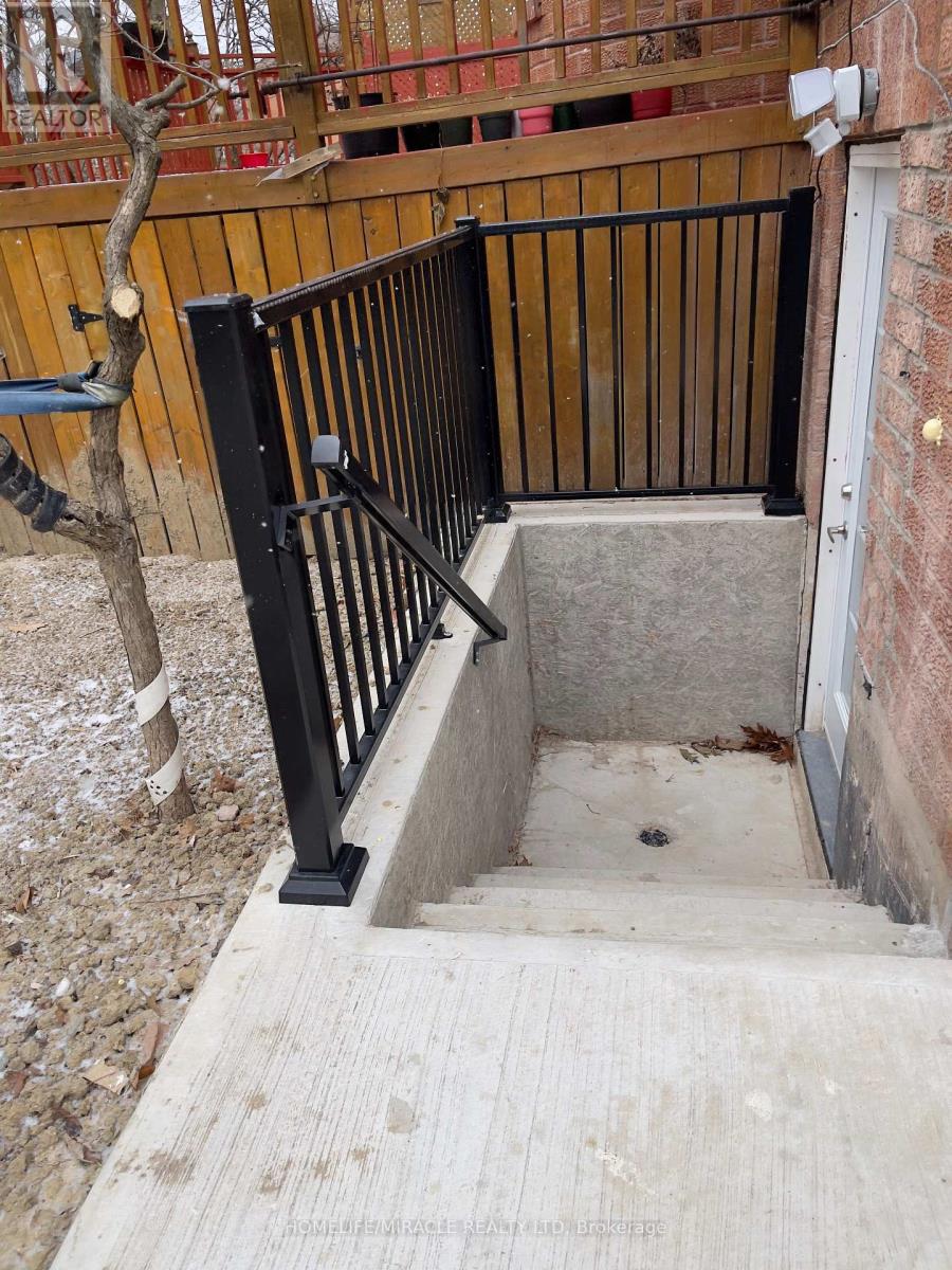 5522 Fleur-De-Lis Court, Mississauga, Ontario  L5R 2Z6 - Photo 7 - W13418262