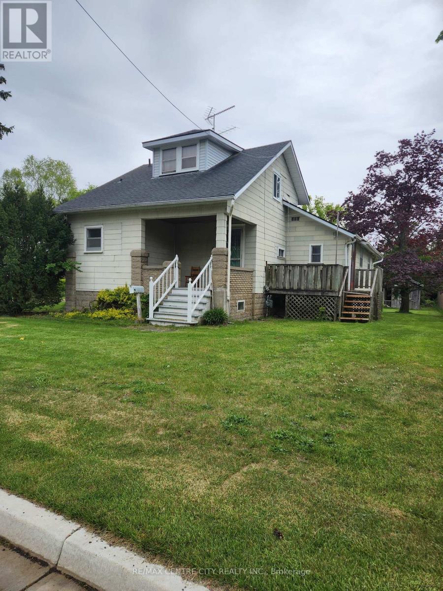 30 Queen Street, Strathroy-Caradoc, Ontario  N7G 2H7 - Photo 2 - X13418450