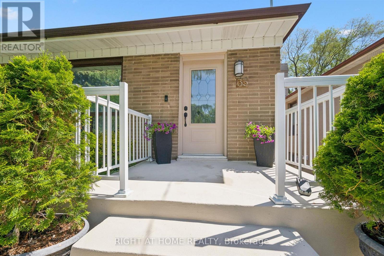 33 South Kingsway, Toronto, Ontario  M6S 3T2 - Photo 3 - W13418602