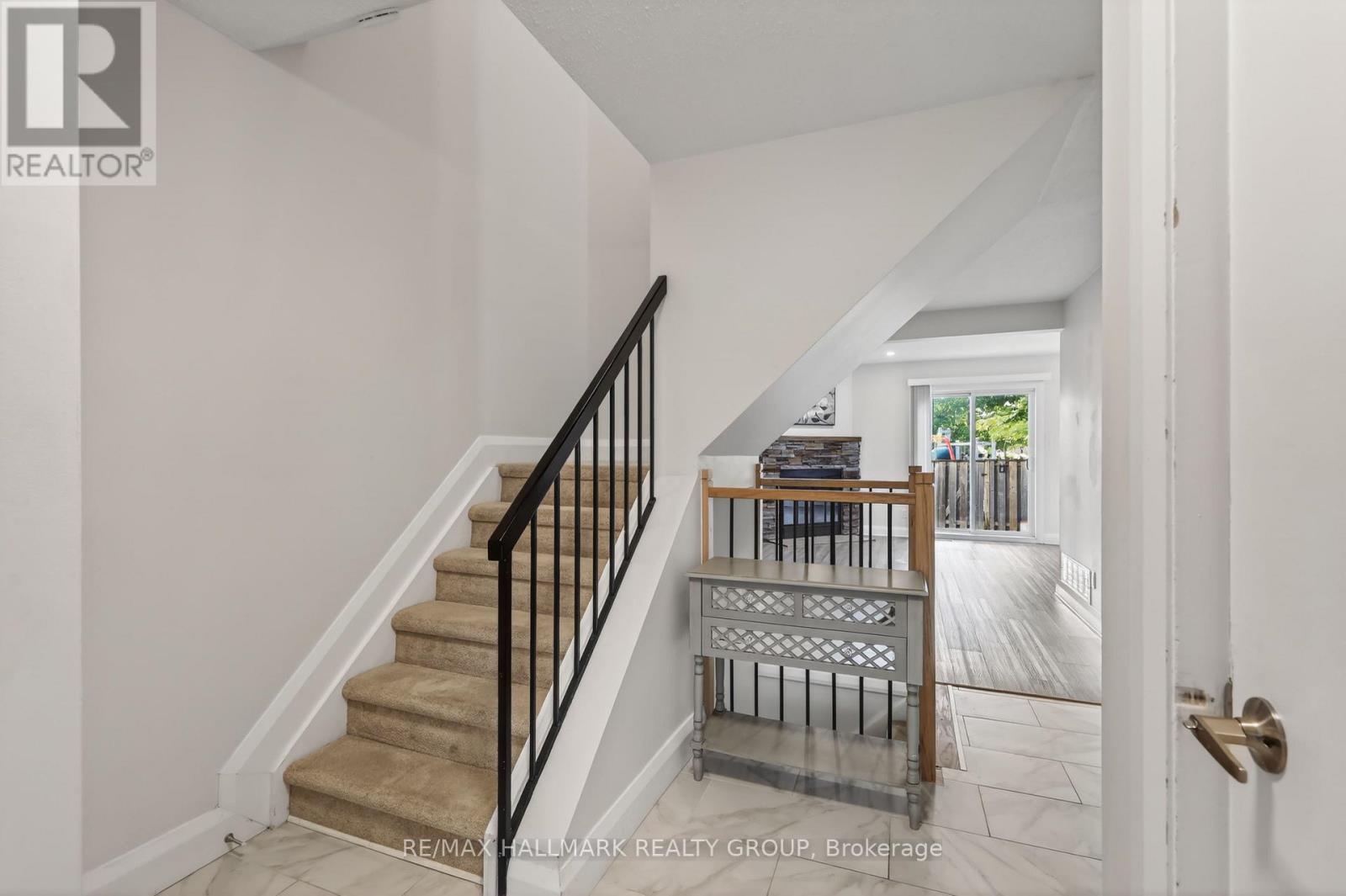 1551 Hoskins Crescent, Ottawa, Ontario  K1C 2G3 - Photo 3 - X13418894