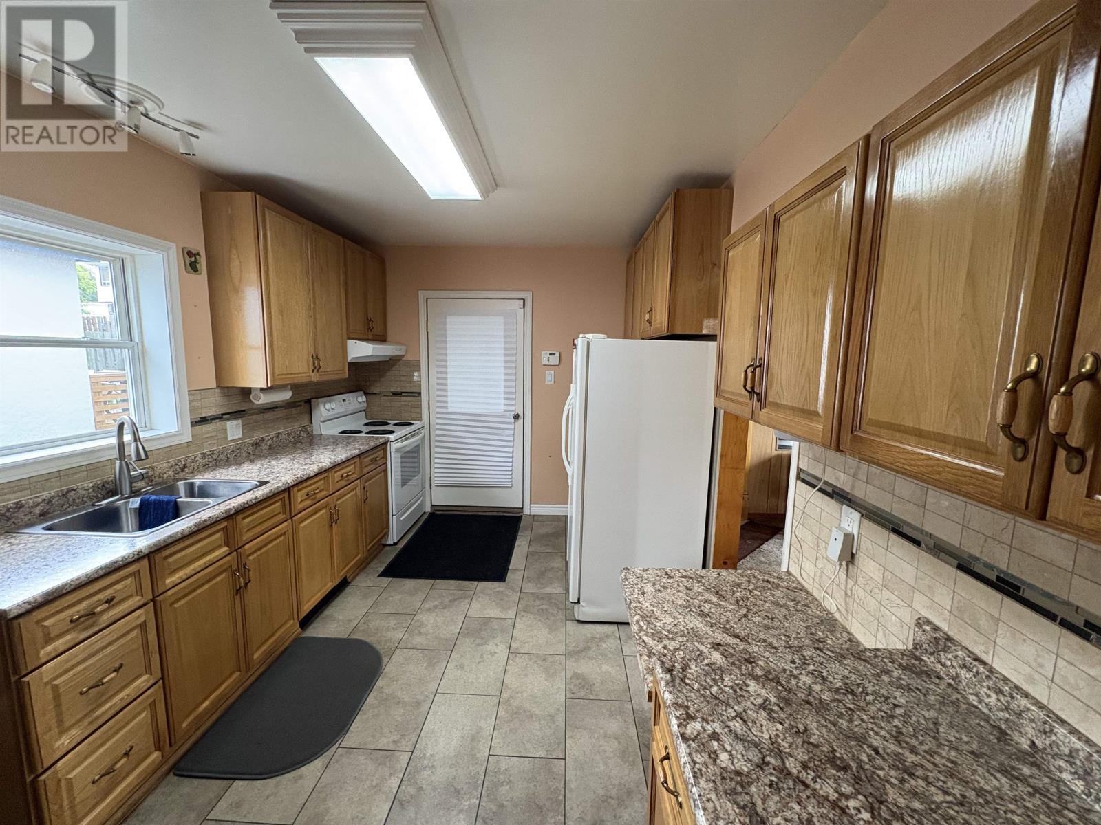 390 Ambrose, Thunder Bay, Ontario  P7B 1M4 - Photo 2 - TB2601416