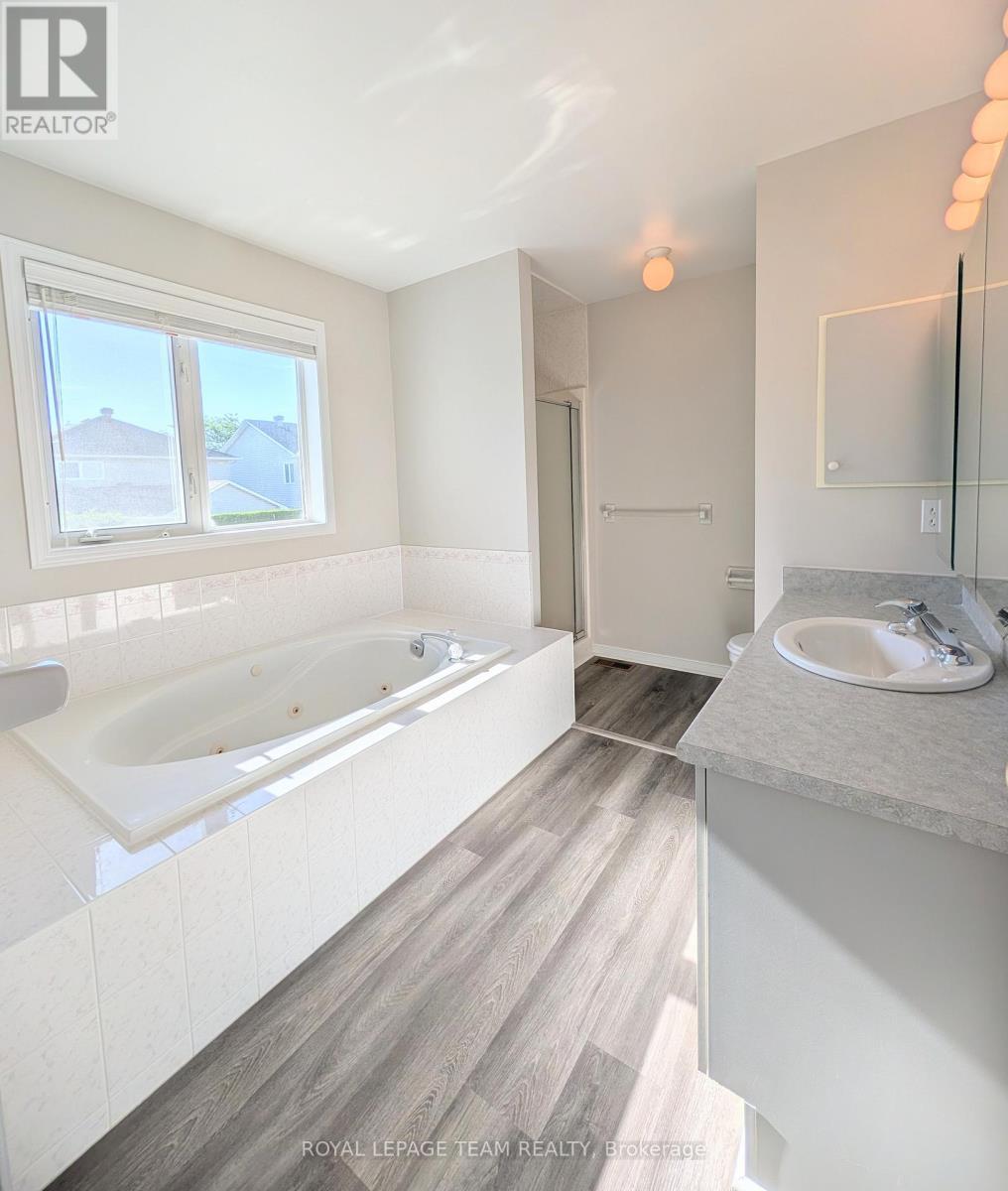 90 Moresby Drive, Ottawa, Ontario  K2M 2J6 - Photo 5 - X12915042