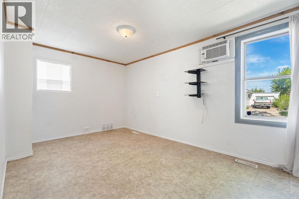 223 2 Street N, Vulcan, Alberta  T0L 2B0 - Photo 11 - A2314047