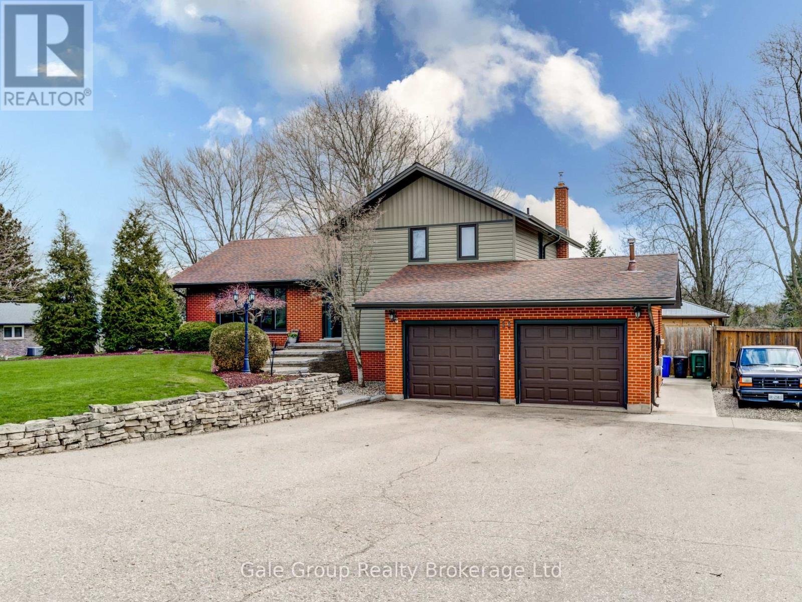 11 Robin Street S