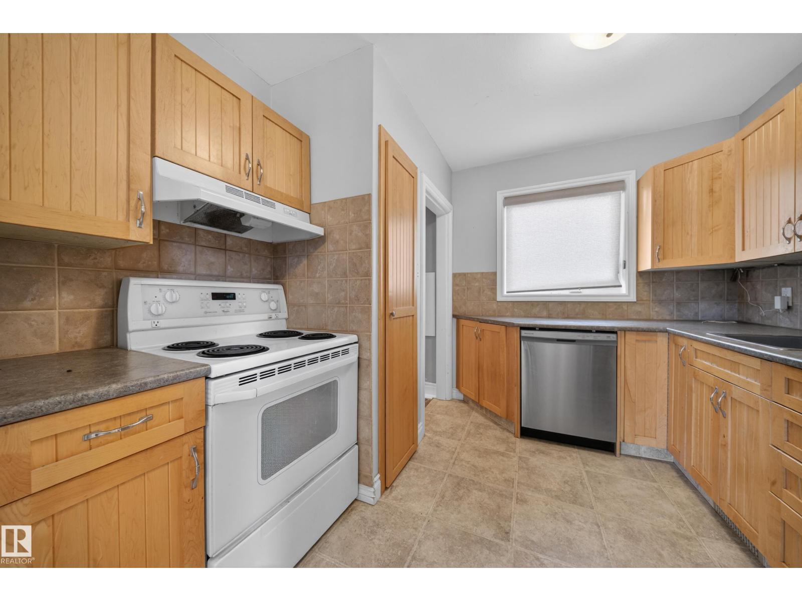 8706 83 Av NW, Edmonton, Alberta  T6C 1B3 - Photo 16 - E4492574