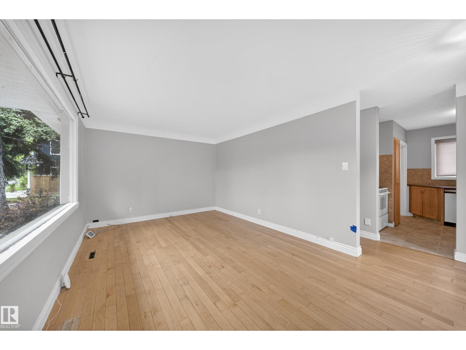 8706 83 Av NW, Edmonton, Alberta  T6C 1B3 - Photo 9 - E4492574