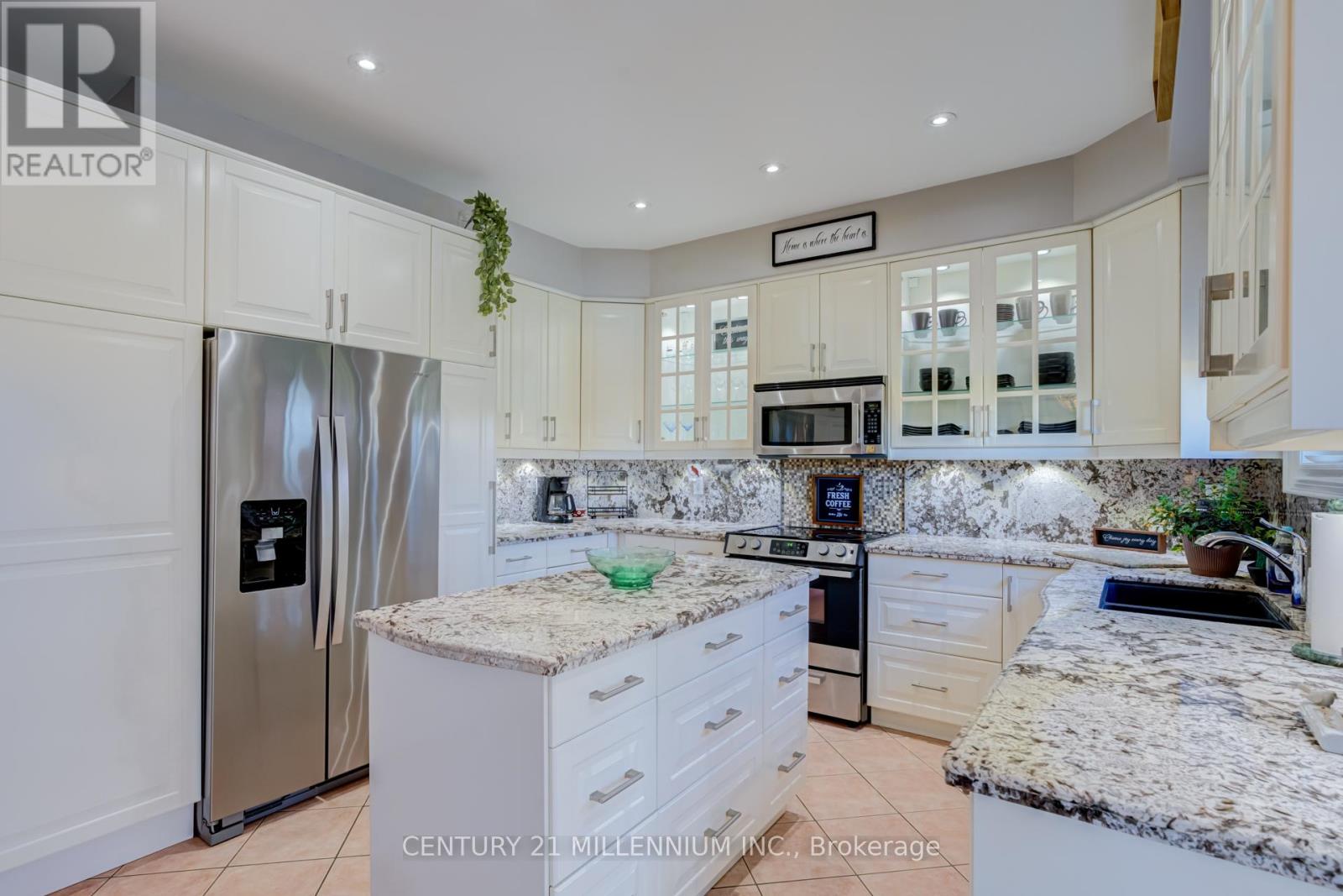 38 Hillson Court, Brampton, Ontario  L6P 1C4 - Photo 8 - W13416776