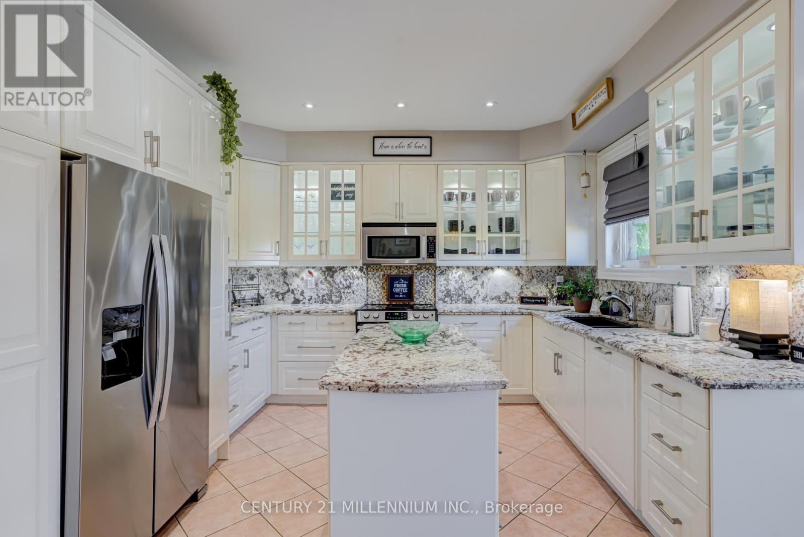 38 Hillson Court, Brampton, Ontario  L6P 1C4 - Photo 7 - W13416776