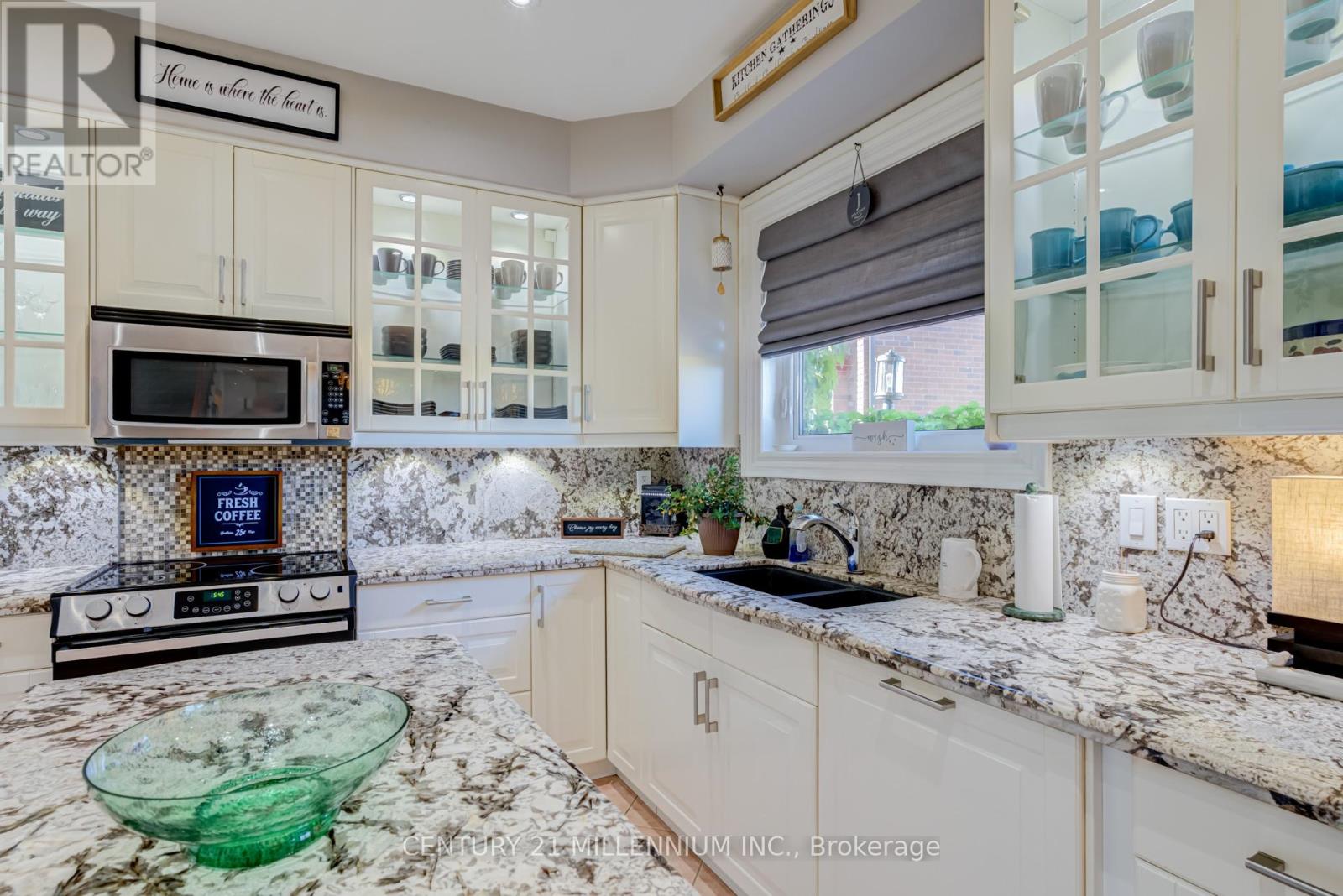 38 Hillson Court, Brampton, Ontario  L6P 1C4 - Photo 9 - W13416776