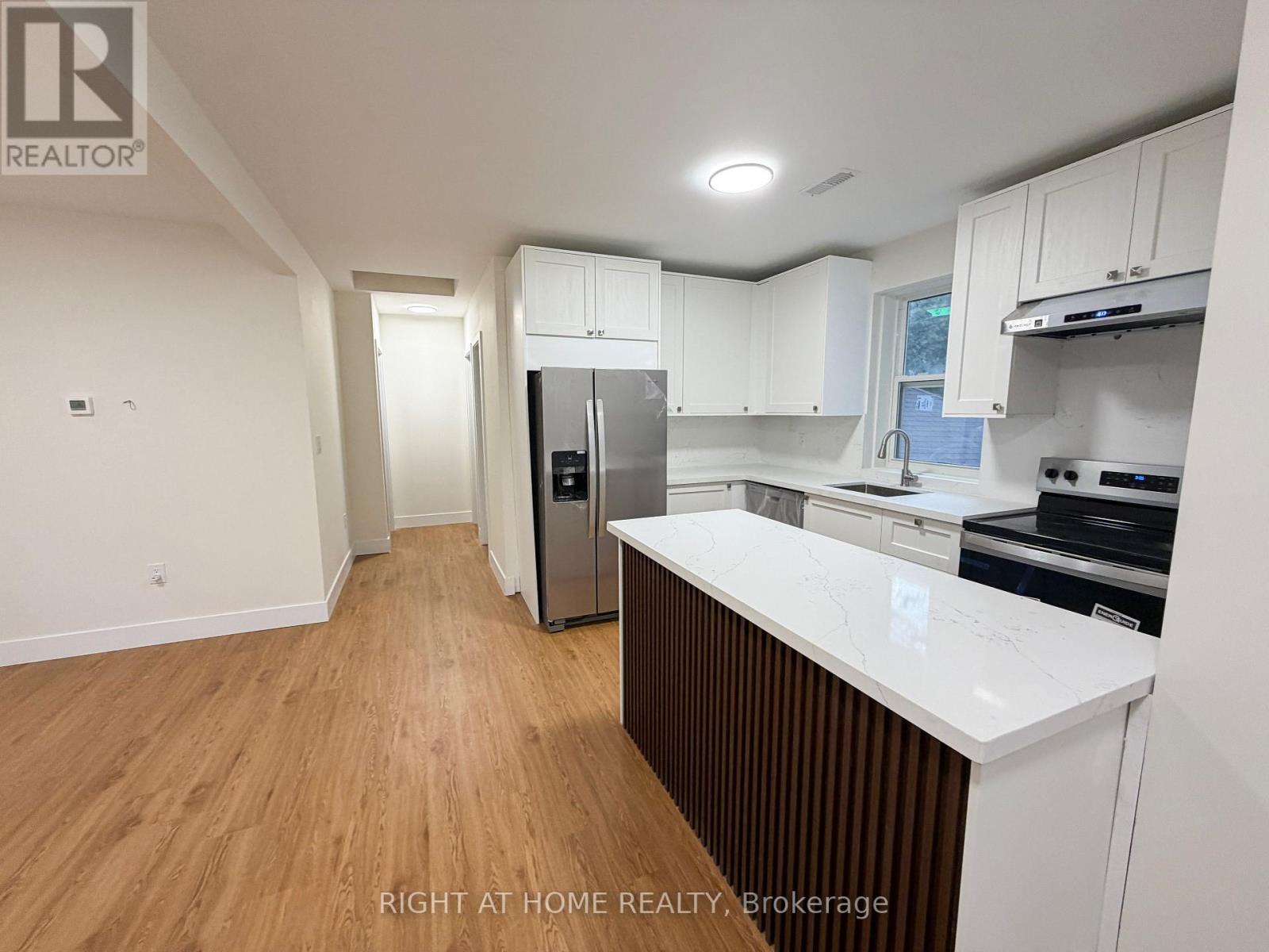 UPPER - 300 SOUTH KINGSWAY, Toronto, Ontario