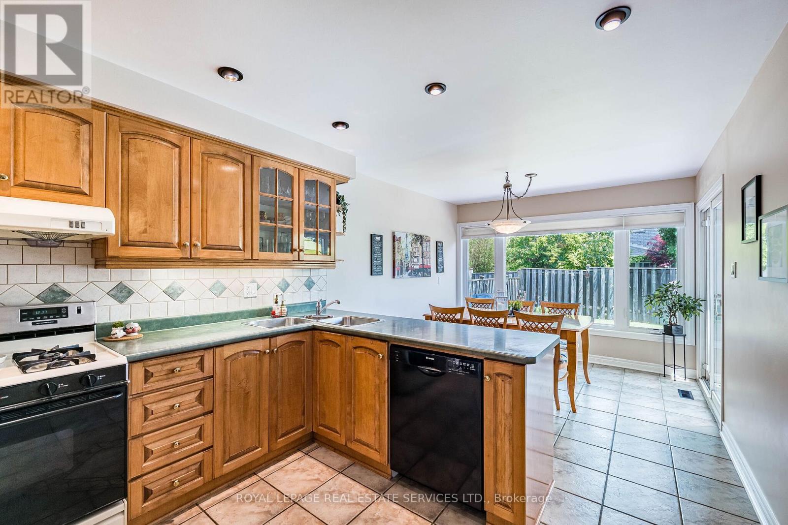 19 Newgreen Crescent, Brampton, Ontario  L6S 4Y2 - Photo 14 - W13419276