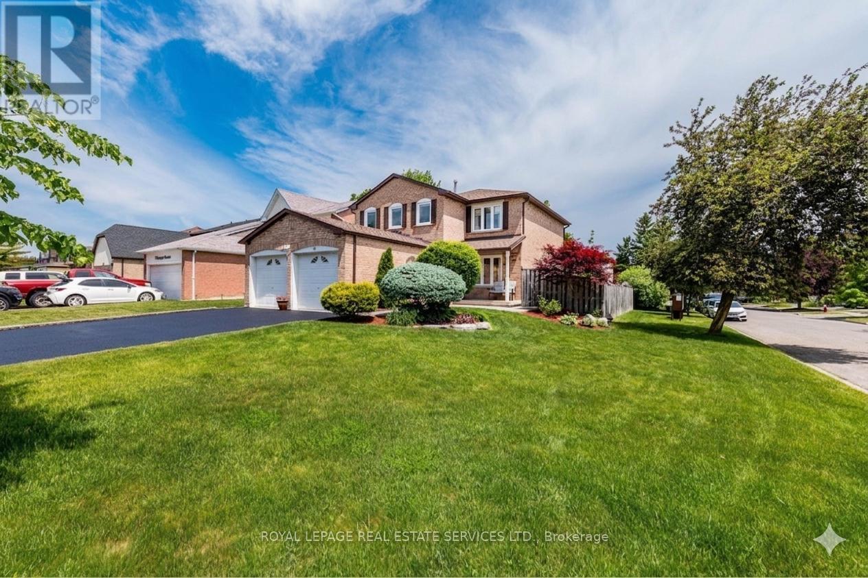 19 Newgreen Crescent, Brampton, Ontario  L6S 4Y2 - Photo 2 - W13419276