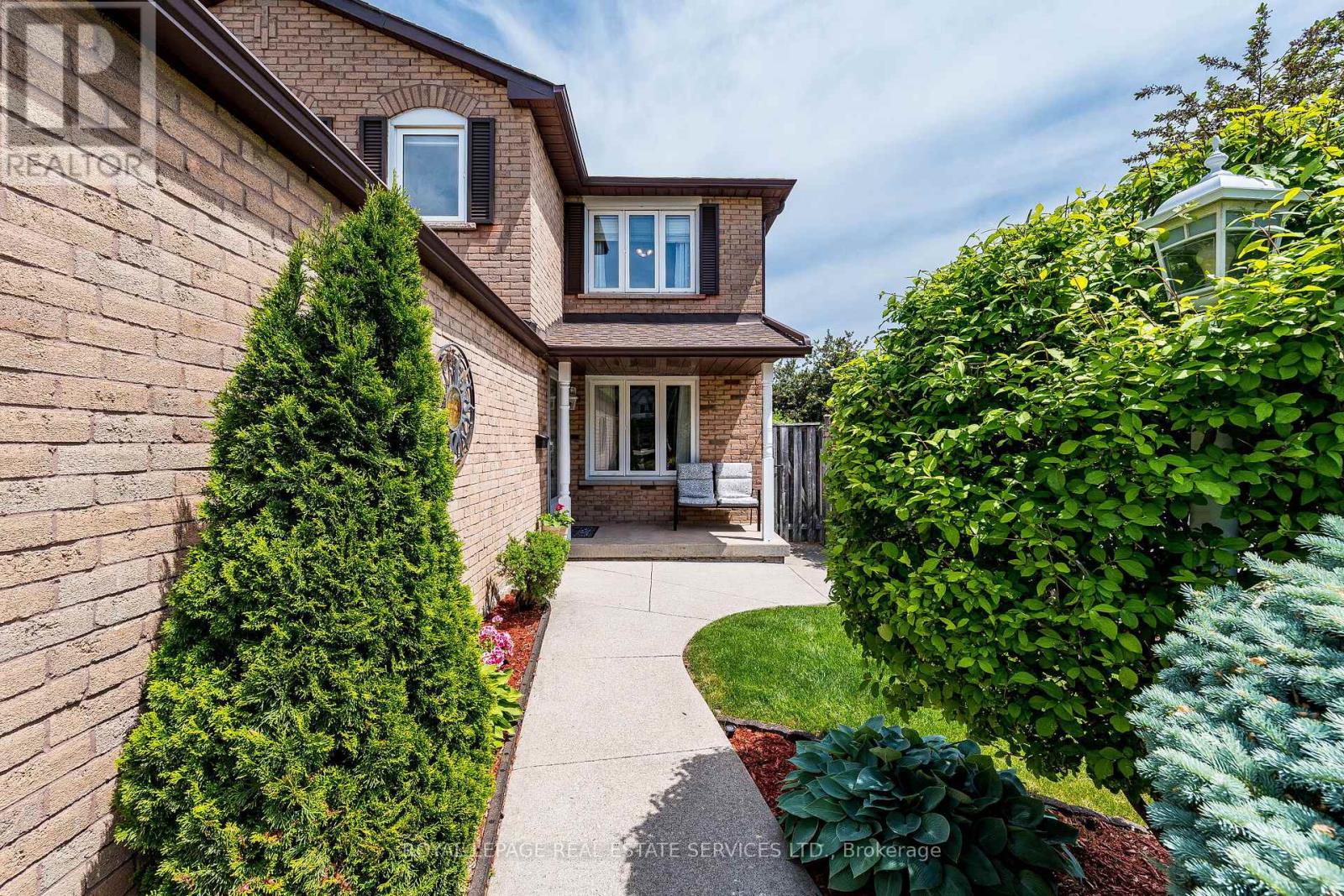 19 Newgreen Crescent, Brampton, Ontario  L6S 4Y2 - Photo 4 - W13419276