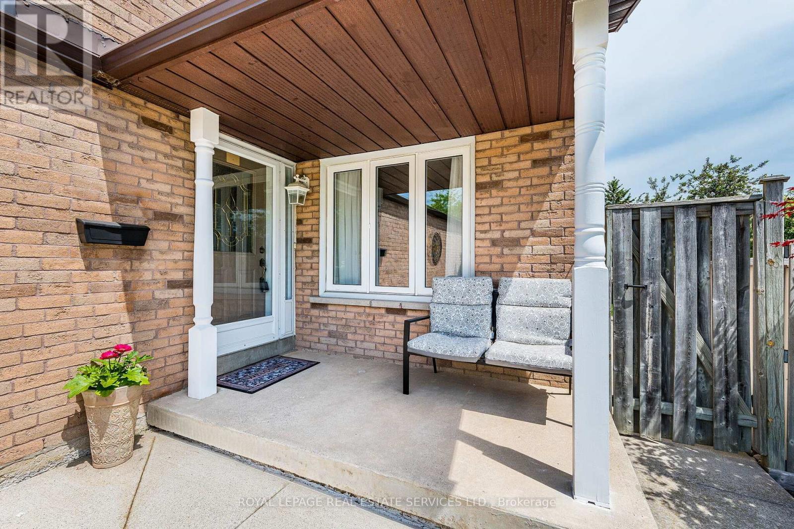19 Newgreen Crescent, Brampton, Ontario  L6S 4Y2 - Photo 5 - W13419276