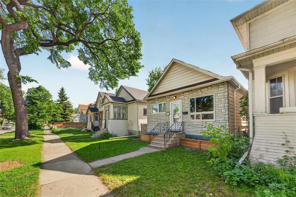 593 Alverstone Street, Winnipeg, Manitoba  R3G 2B8 - Photo 0 - 202613222