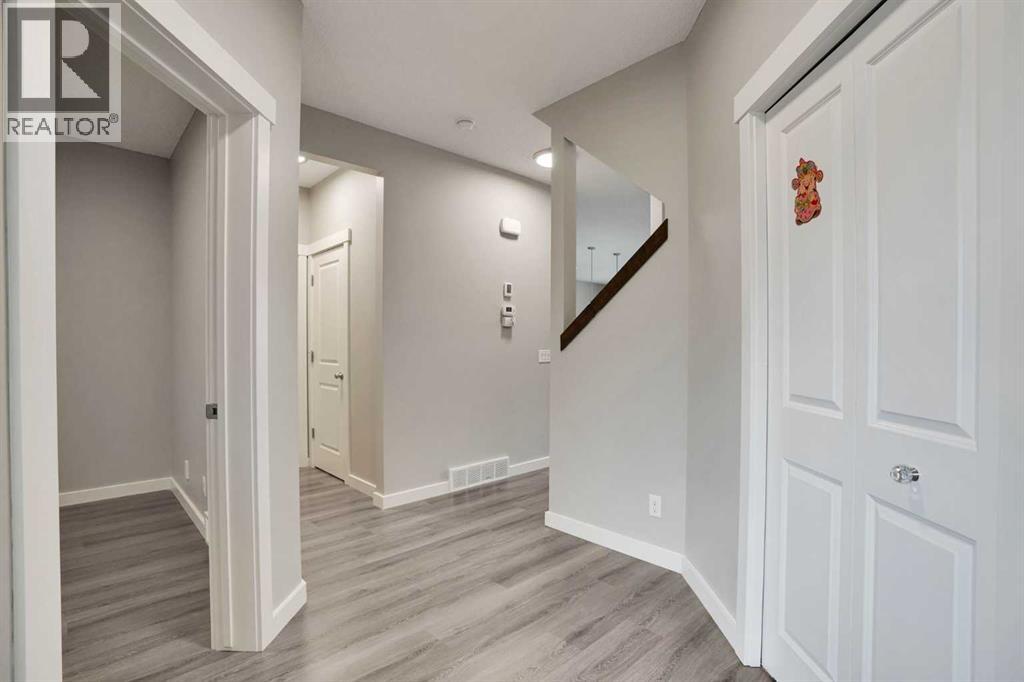 22 Sherwood Road Nw, Calgary, Alberta  T3R 0N8 - Photo 5 - A2318322