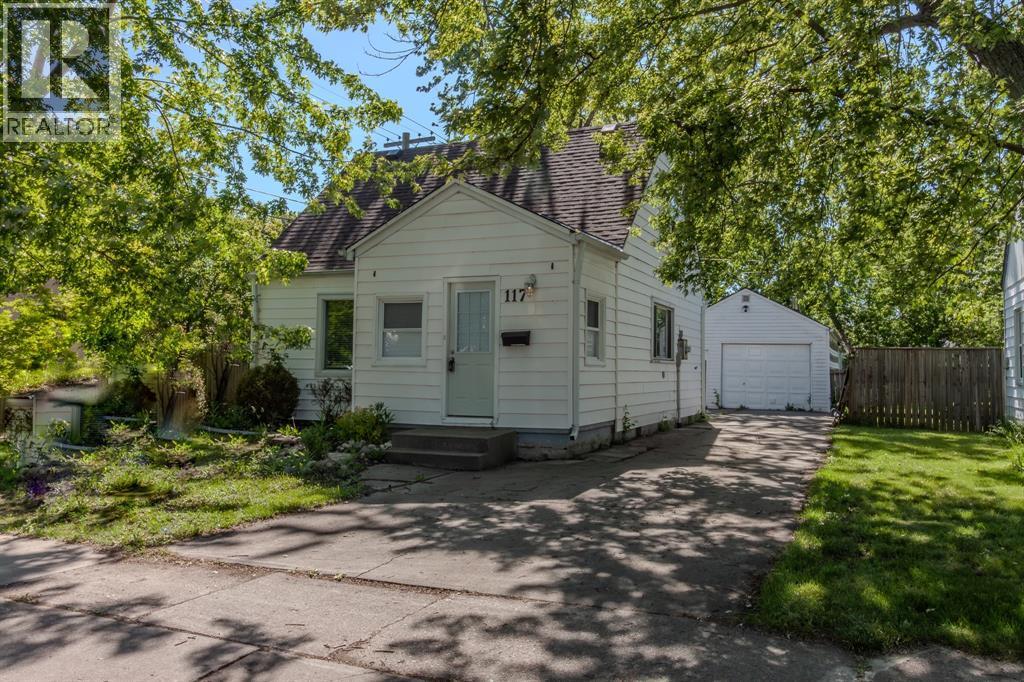 117 WALNUT AVENUE South, Sarnia, Ontario