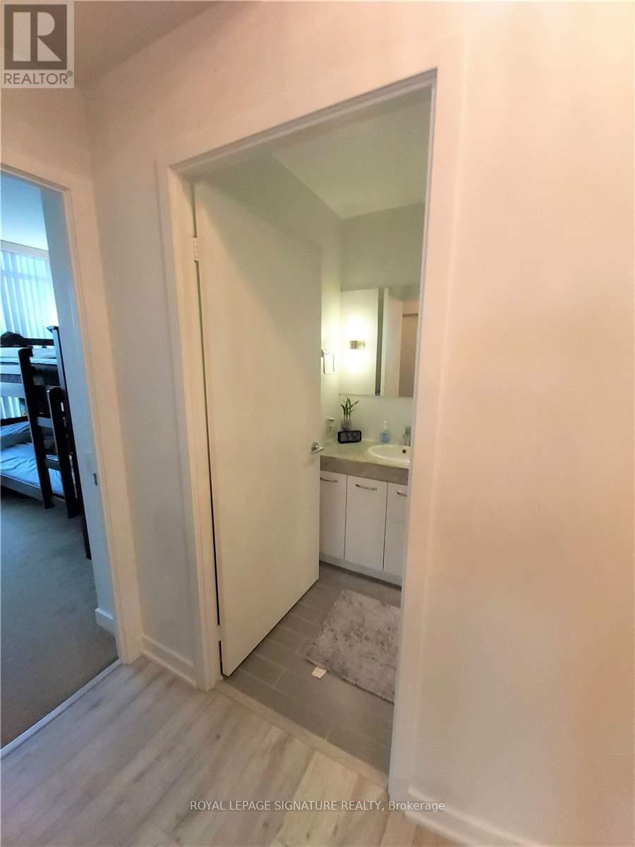 2009 - 29 Singer Court, Toronto, Ontario  M2K 0B3 - Photo 4 - C13419908