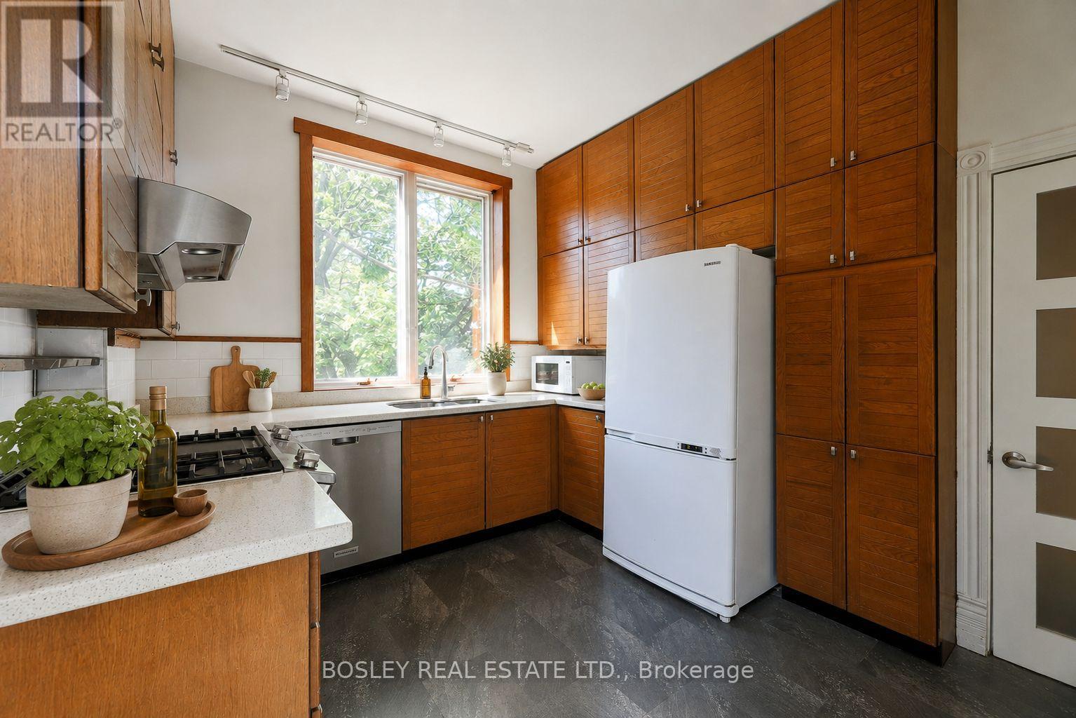 Upper - 12 Meredith Crescent, Toronto, Ontario  M4W 3B6 - Photo 7 - C13420024