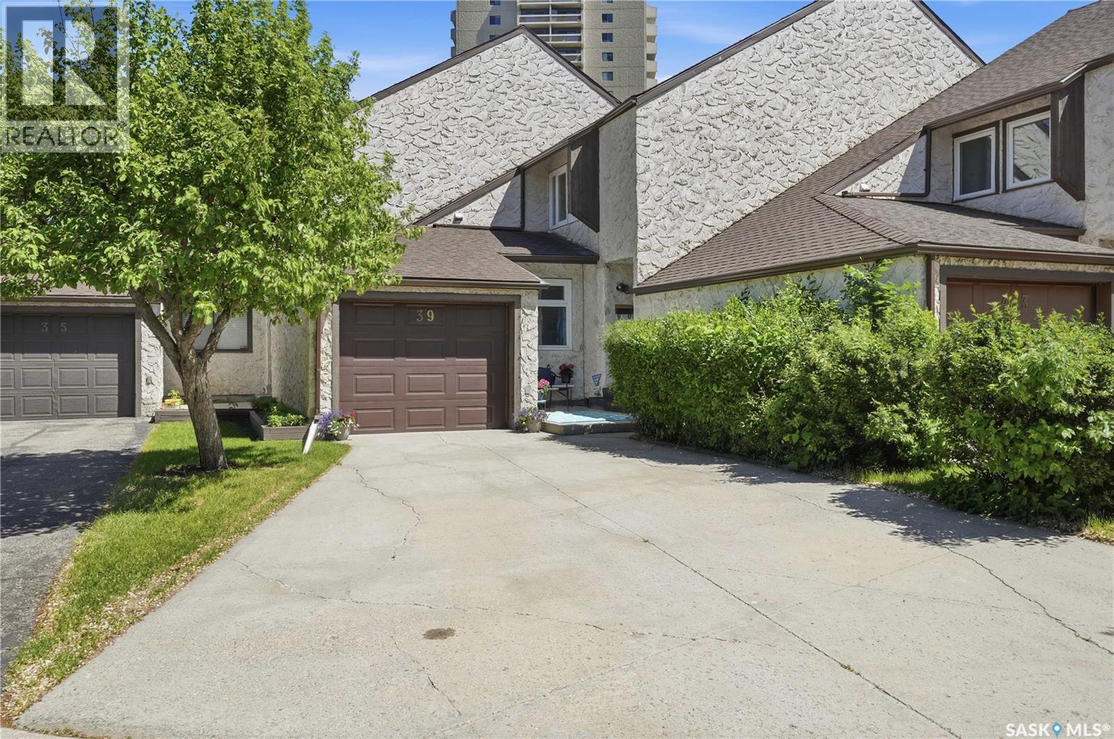 39 Laverendrye Way, Regina, Saskatchewan  S4S 5Z6 - Photo 2 - SK038689