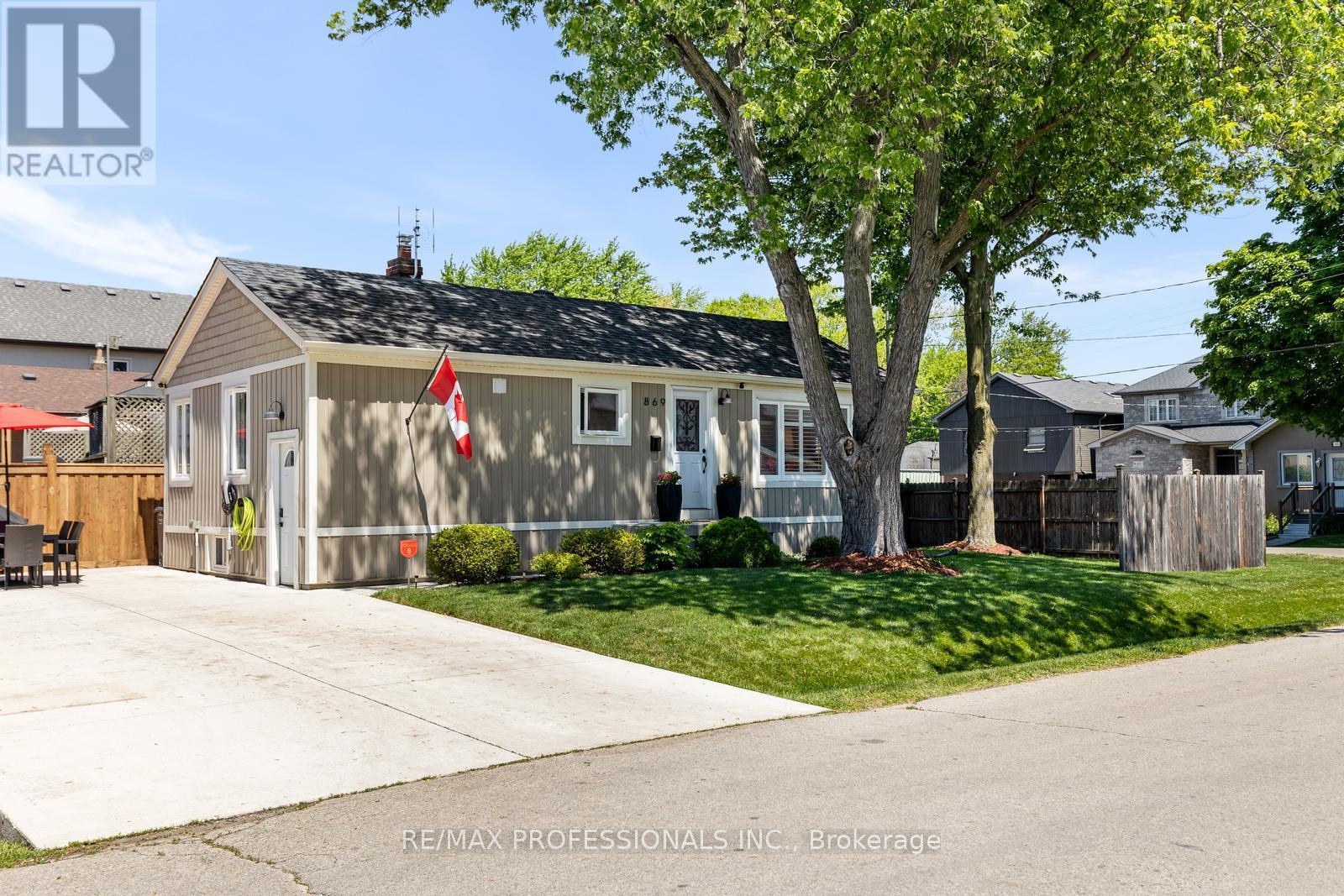869 FIRST STREET, Mississauga, Ontario