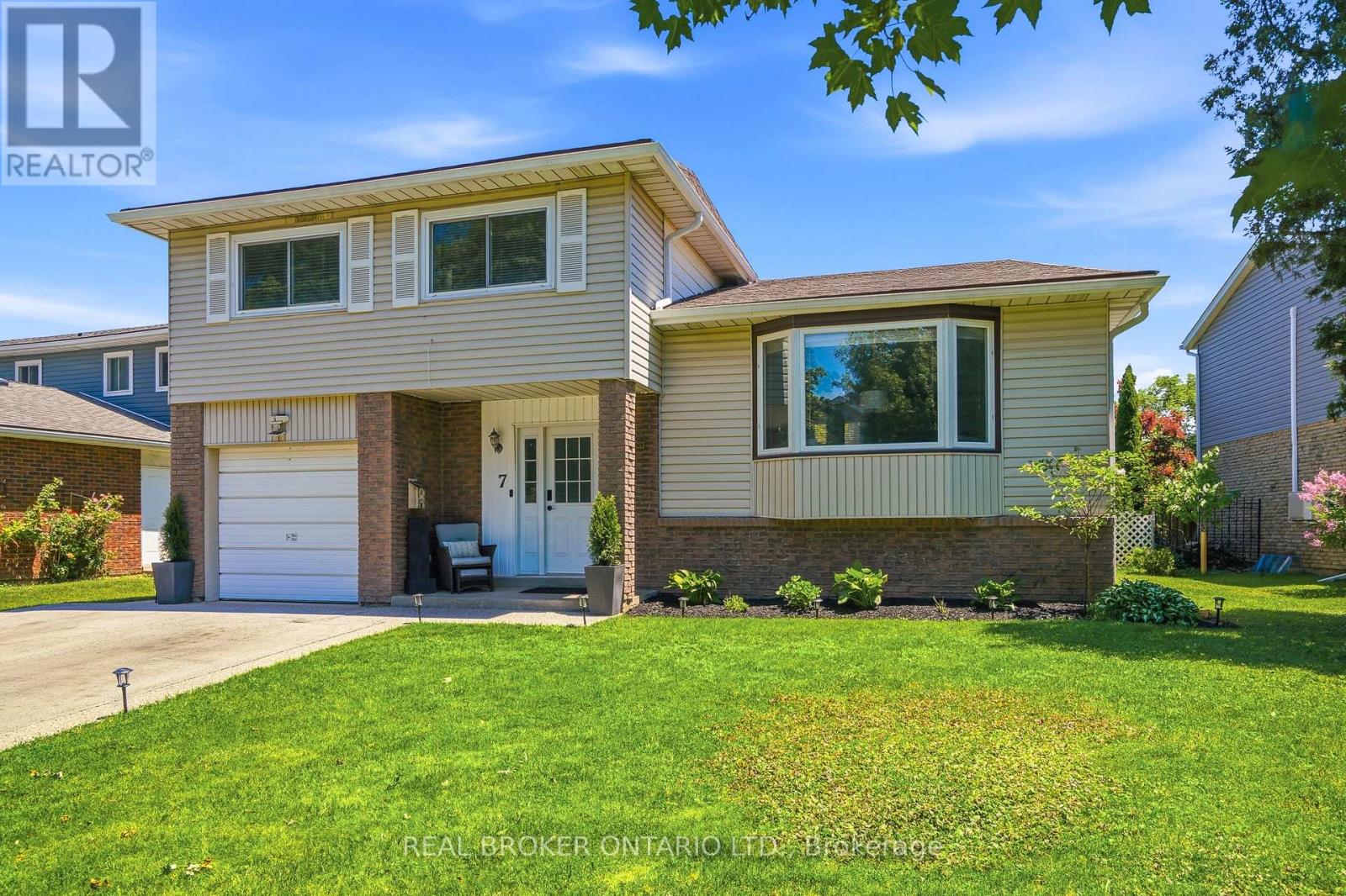 7 Fairington Crescent, St. Catharines, Ontario  L2N 5W2 - Photo 2 - X13279746
