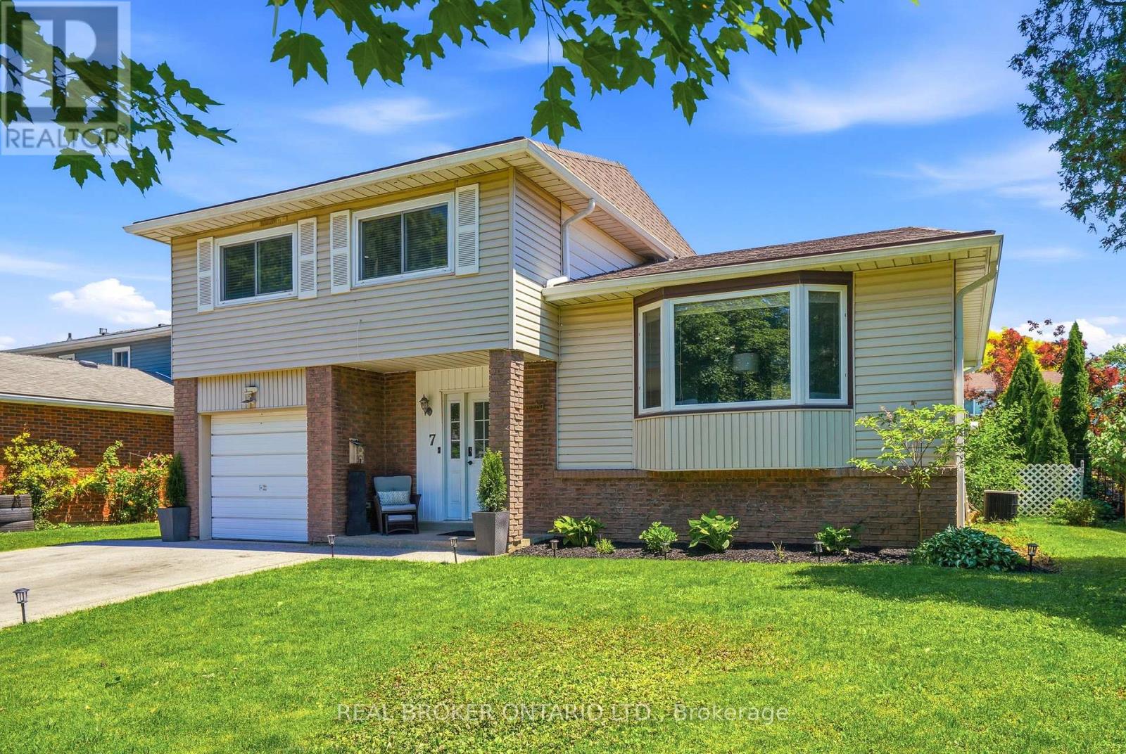 7 Fairington Crescent, St. Catharines, Ontario  L2N 5W2 - Photo 3 - X13279746