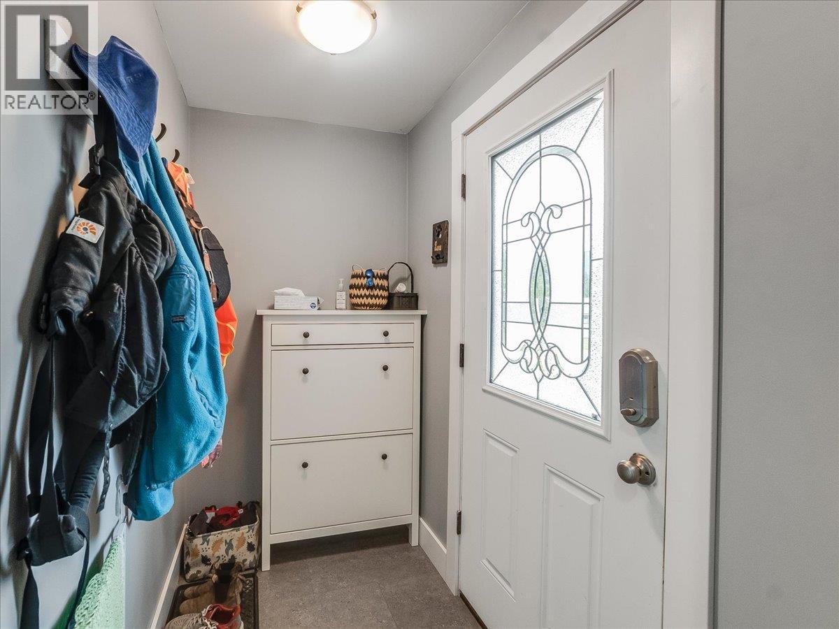 856 7th Avenue, Castlegar, British Columbia V1N 1R9 - Photo 10 - 10390813