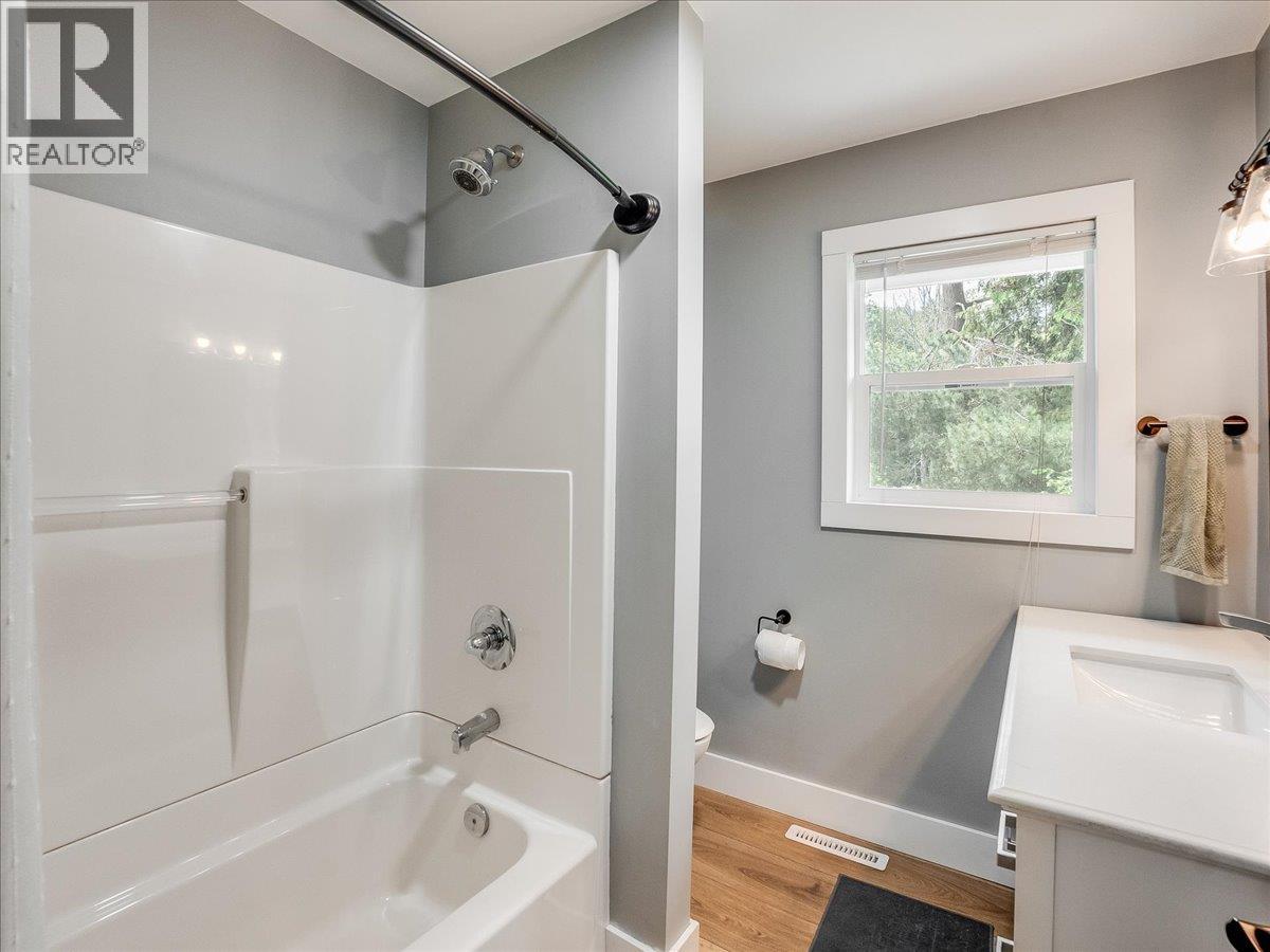 856 7th Avenue, Castlegar, British Columbia V1N 1R9 - Photo 25 - 10390813