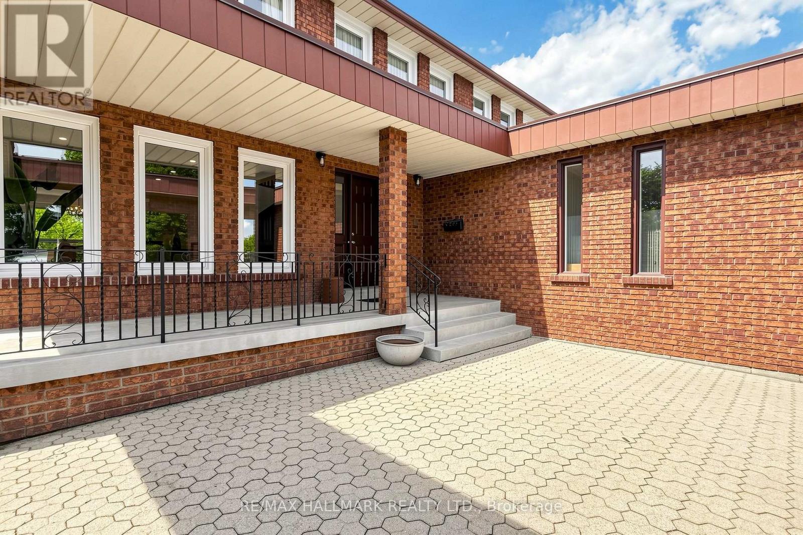 38 Elmartin Drive, Toronto, Ontario  M1W 3C5 - Photo 4 - E13414572