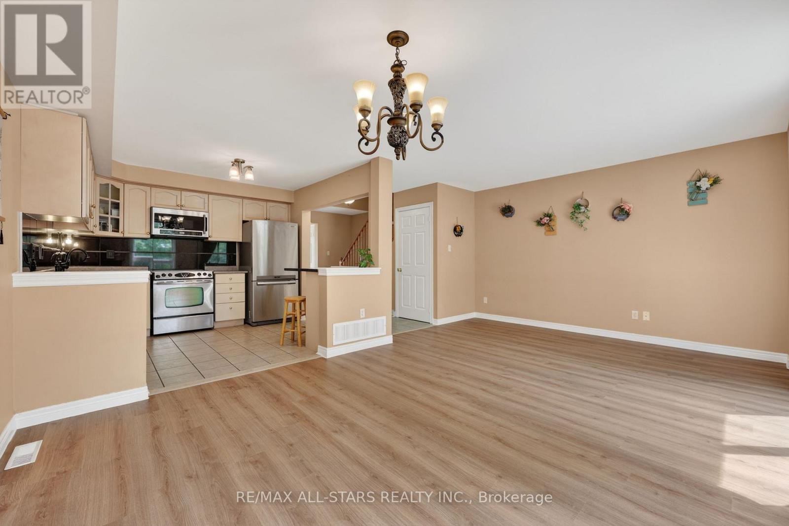 18 Lancaster Court, Georgina, Ontario  L4P 4A1 - Photo 11 - N13420176