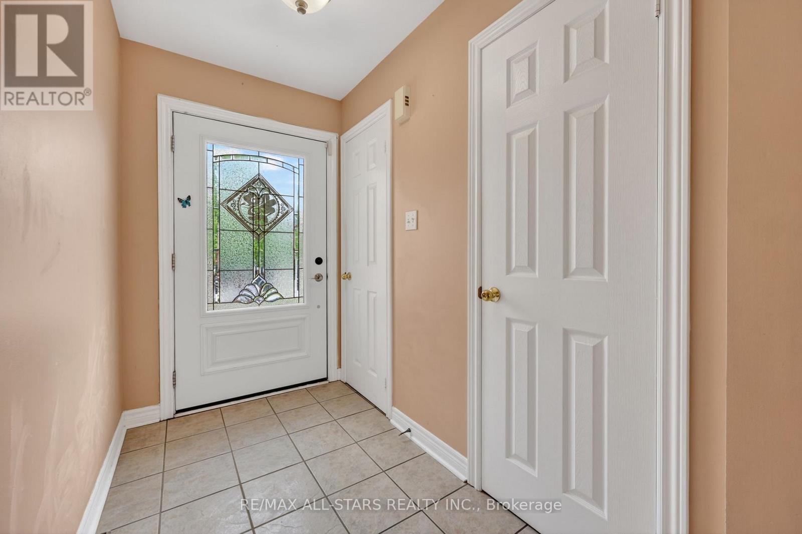 18 Lancaster Court, Georgina, Ontario  L4P 4A1 - Photo 4 - N13420176