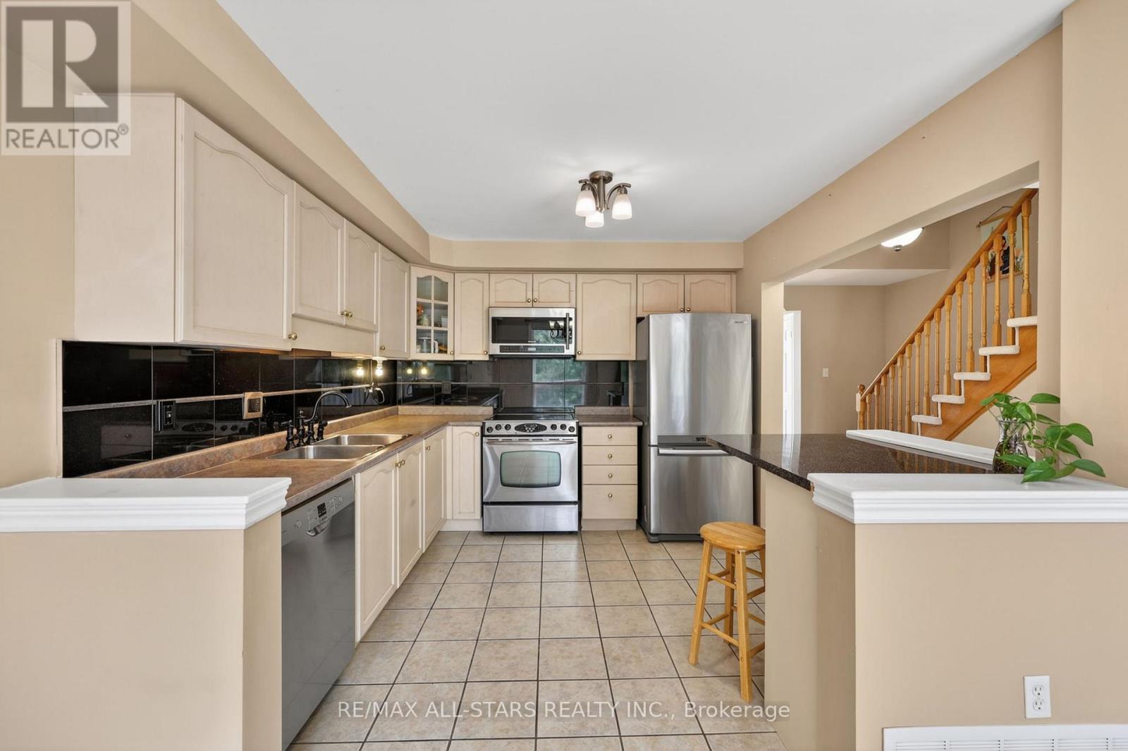 18 Lancaster Court, Georgina, Ontario  L4P 4A1 - Photo 5 - N13420176