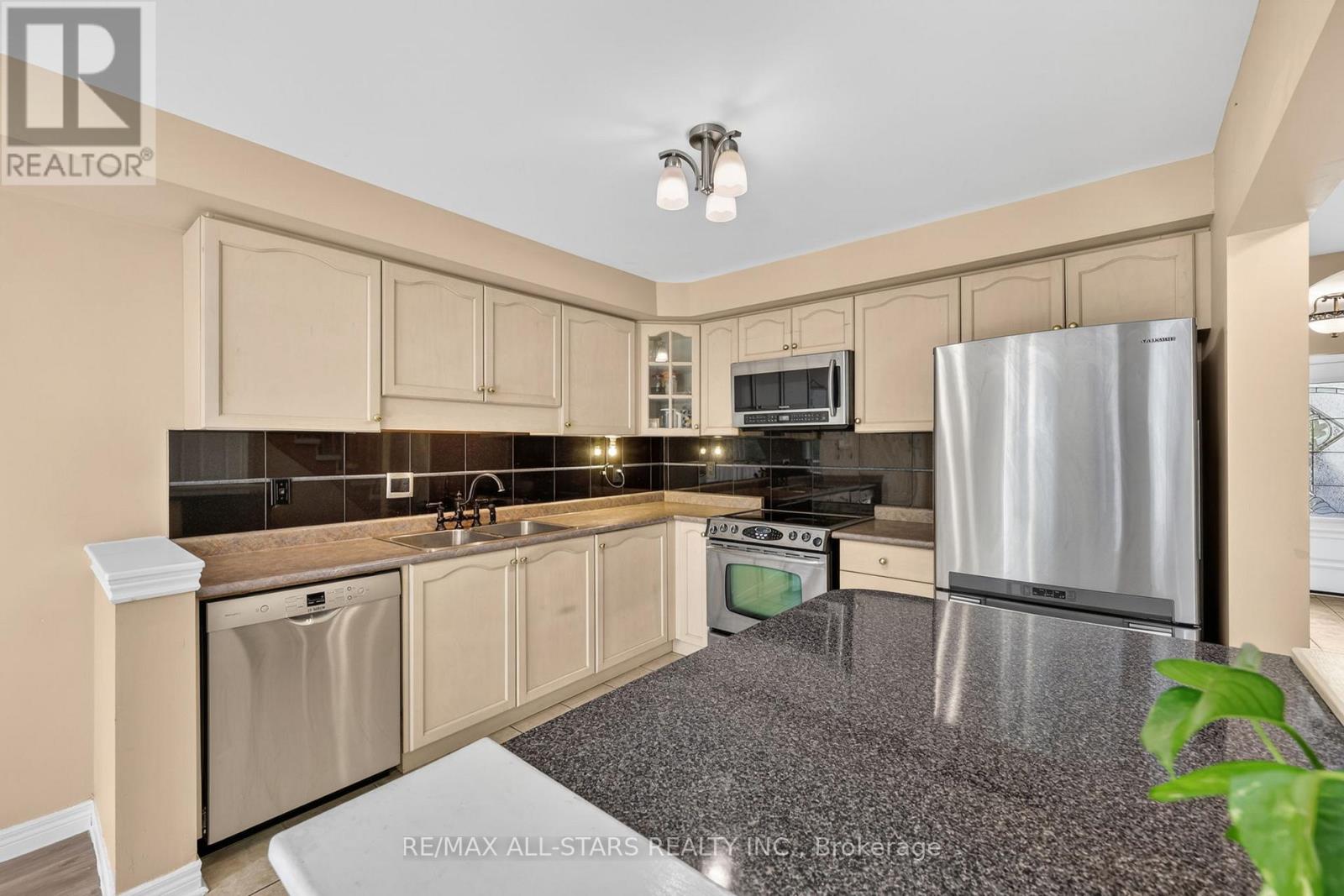 18 Lancaster Court, Georgina, Ontario  L4P 4A1 - Photo 6 - N13420176