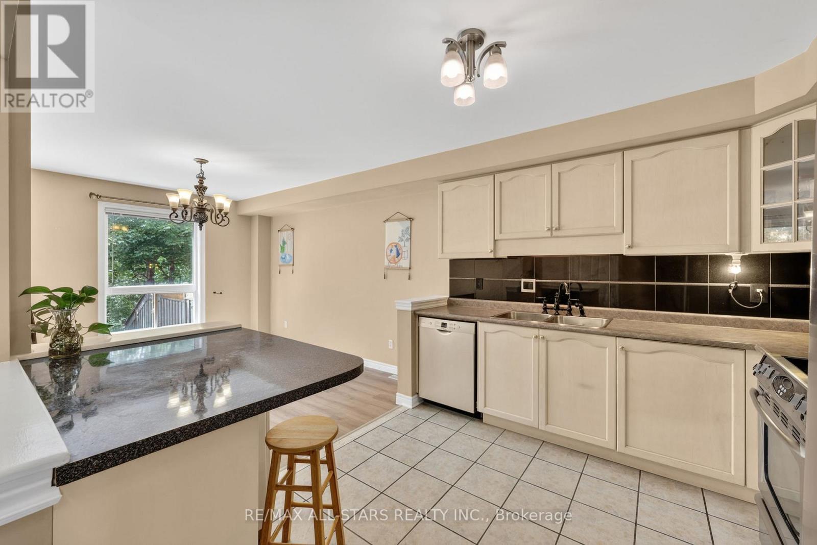 18 Lancaster Court, Georgina, Ontario  L4P 4A1 - Photo 7 - N13420176